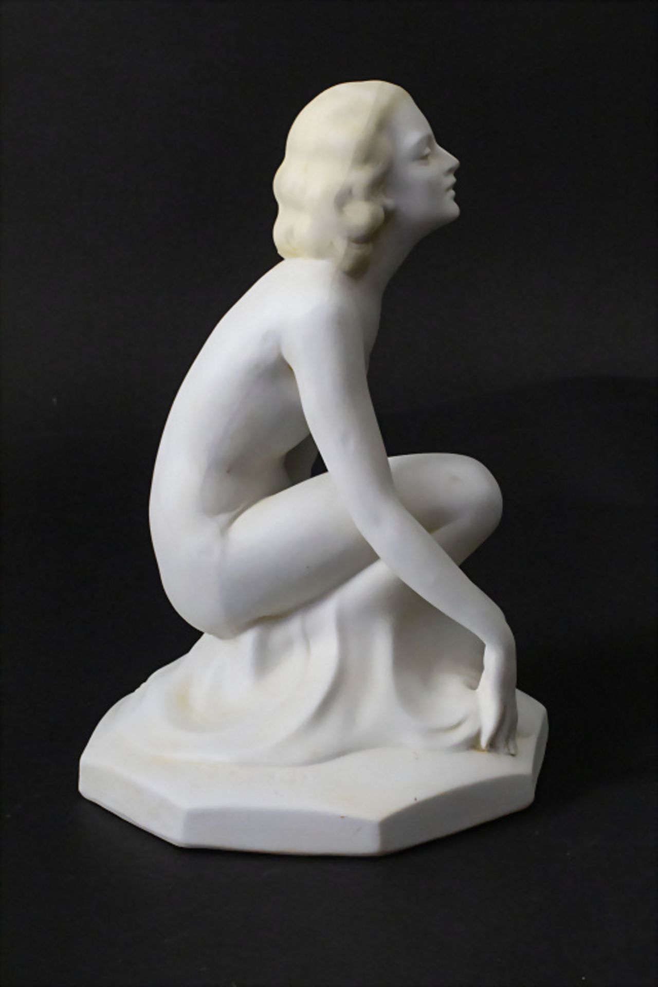 Art Déco Porzellanplastik 'Knieender Frauenakt' / An Art Deco porcelain figure 'A kneeling ... - Bild 6 aus 11