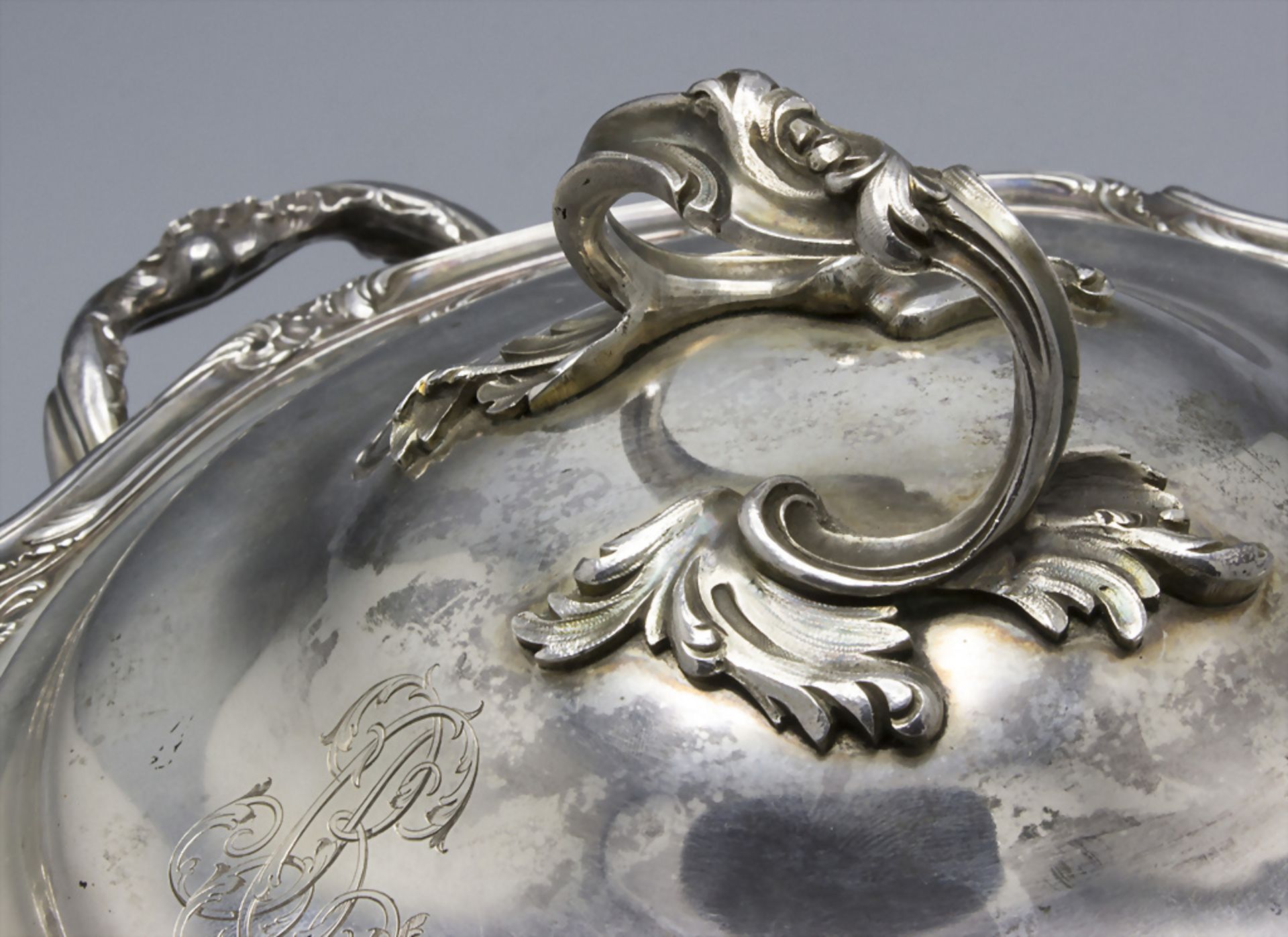 Deckelterrine / A covered silver tureen / Légumier en argent massif, Hènin & Cie., Paris, um 1920 - Bild 7 aus 12