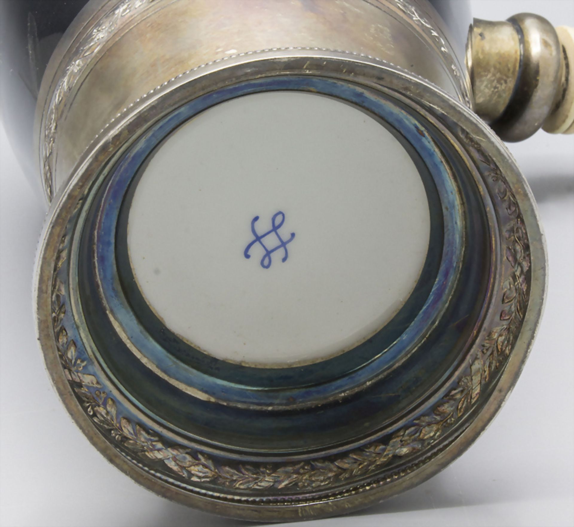 Porzellan Kanne mit Silbermontur / A porcelain pot with silver mount, Henri Lapeyre, Paris, ... - Image 4 of 6