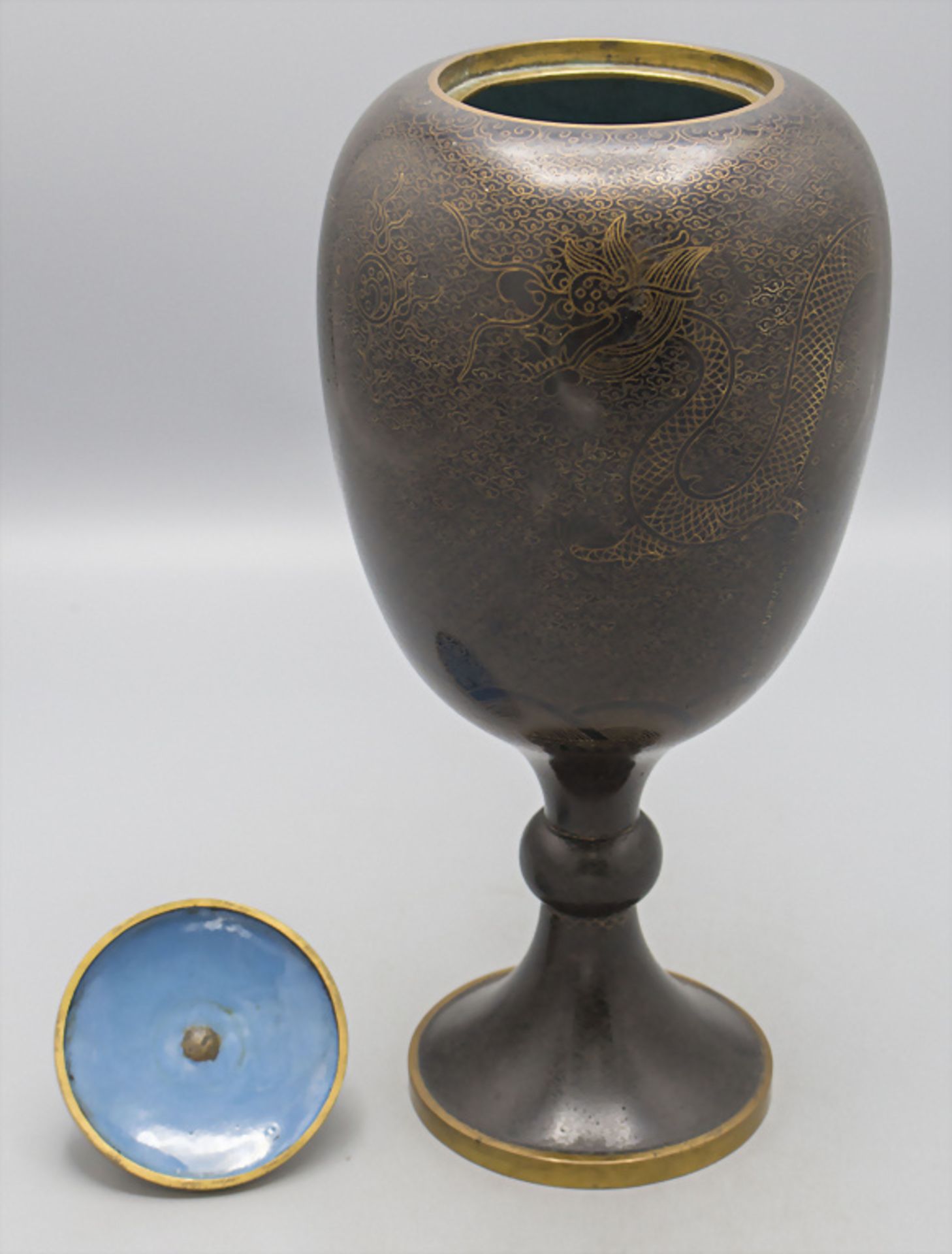 Cloisonné-Deckelvase / A cloisonné lidded vase, China, späte Qing Dynastie (1644-1911) - Bild 2 aus 6