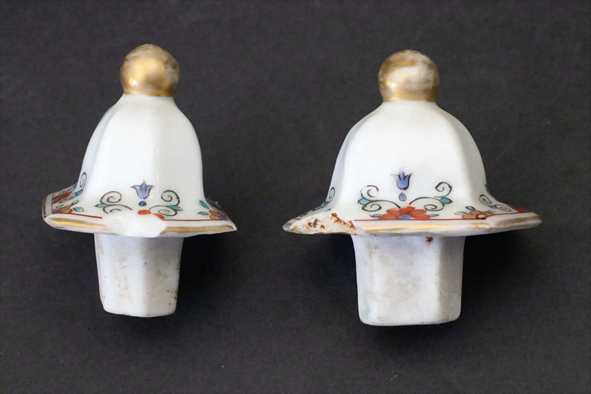 Kakiemon Deckelvasen-Paar / A pair of Kakiemon lidded vases, wohl Meissen oder Chantilly, 18. Jh. - Image 3 of 12
