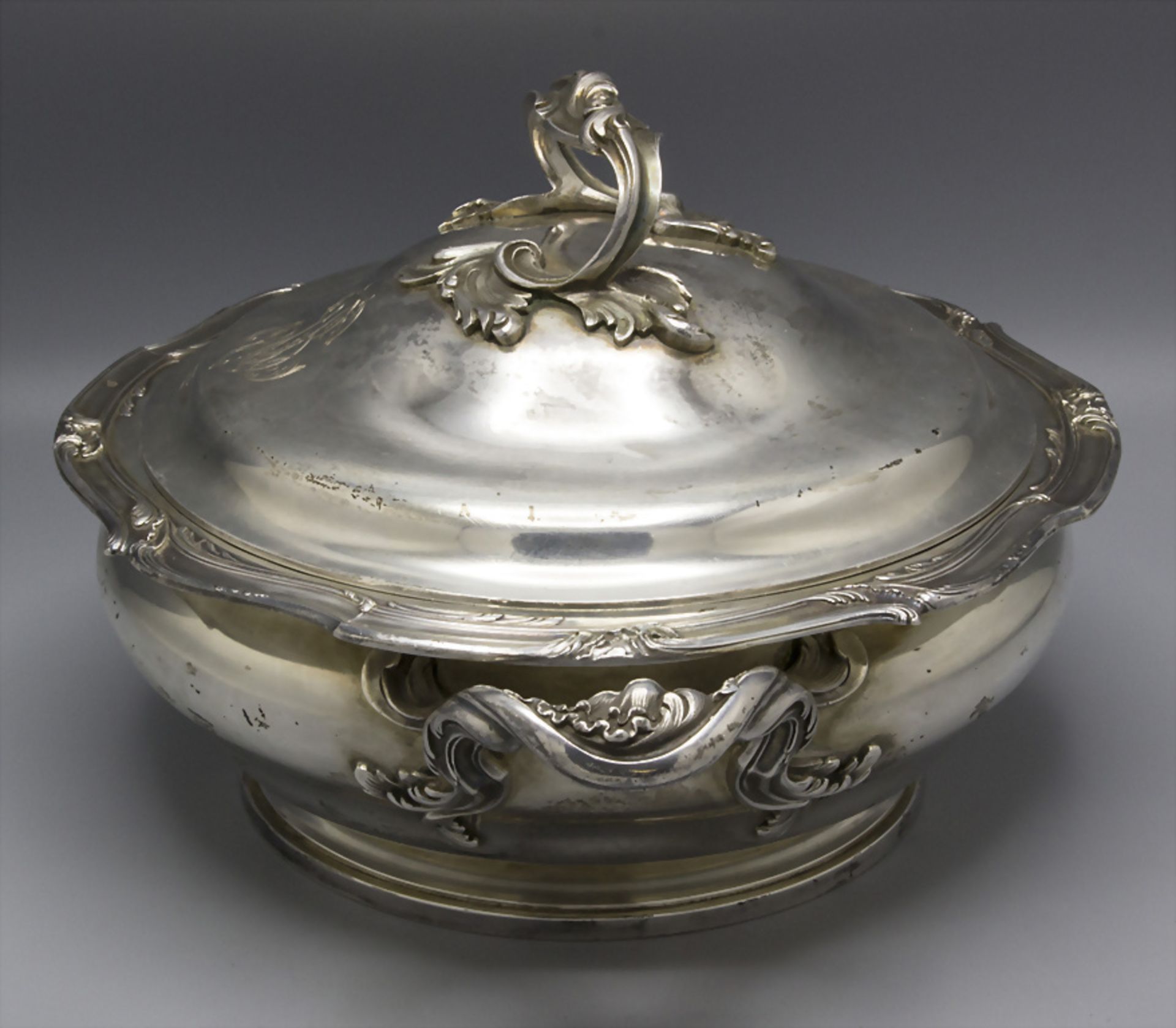 Deckelterrine / A covered silver tureen / Légumier en argent massif, Hènin & Cie., Paris, um 1920 - Bild 2 aus 12