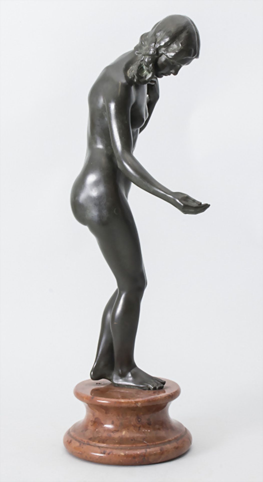 Bronzeplastik 'Weiblicher Akt mit Flechtzöpfen' / A bronze sculpture 'female nude with ... - Image 5 of 9