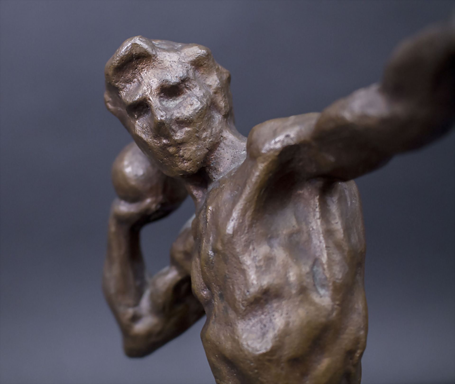 Abstrakte Bronzeplastik 'Athletischer Männerakt - Kugelstoßer' / An abstract bronze sculpture ... - Bild 6 aus 7