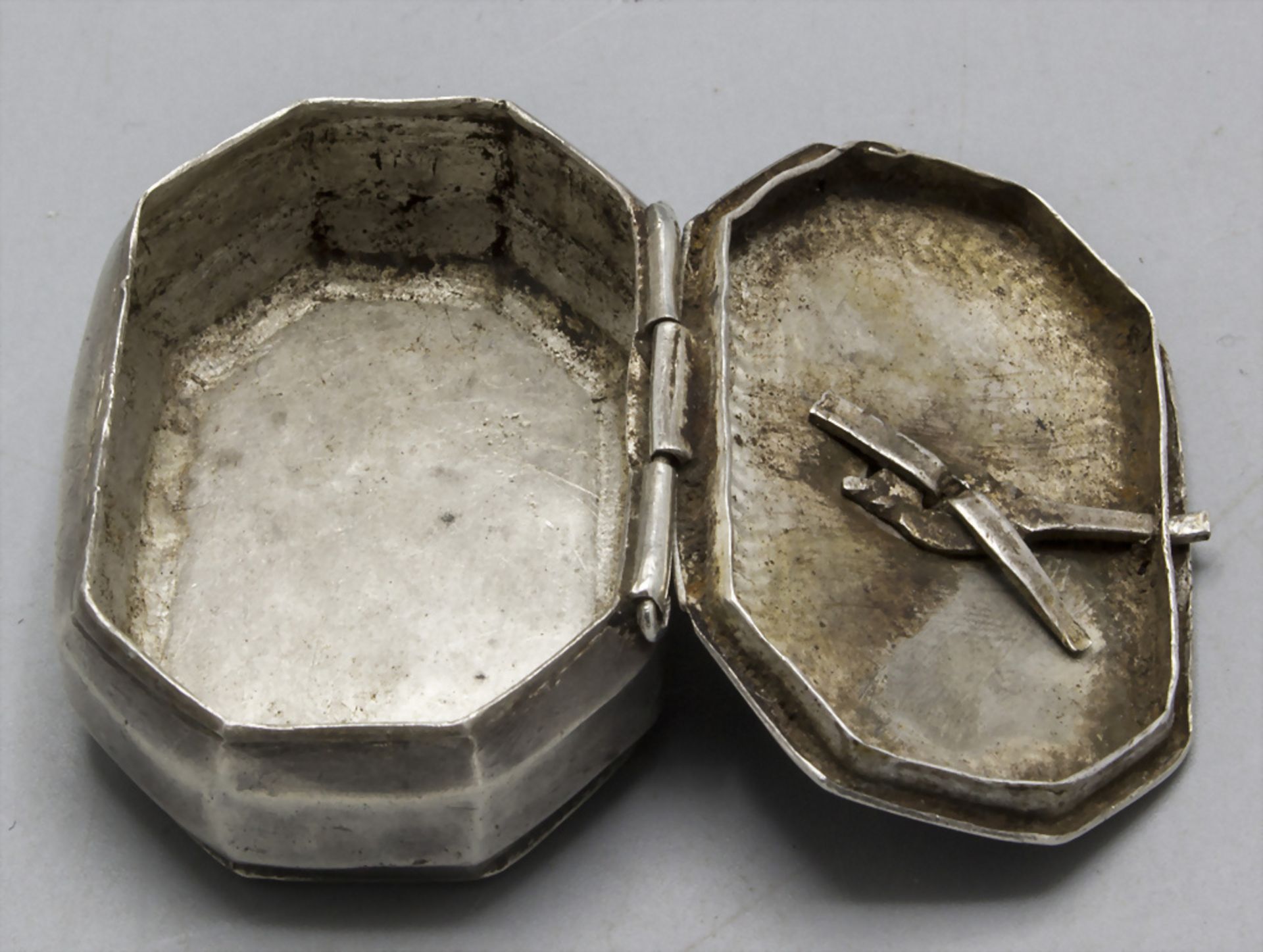 Tabatiere / Schnupftabakdose / A silver snuffbox with a locking mechanism, wohl 18. Jh. - Image 2 of 4