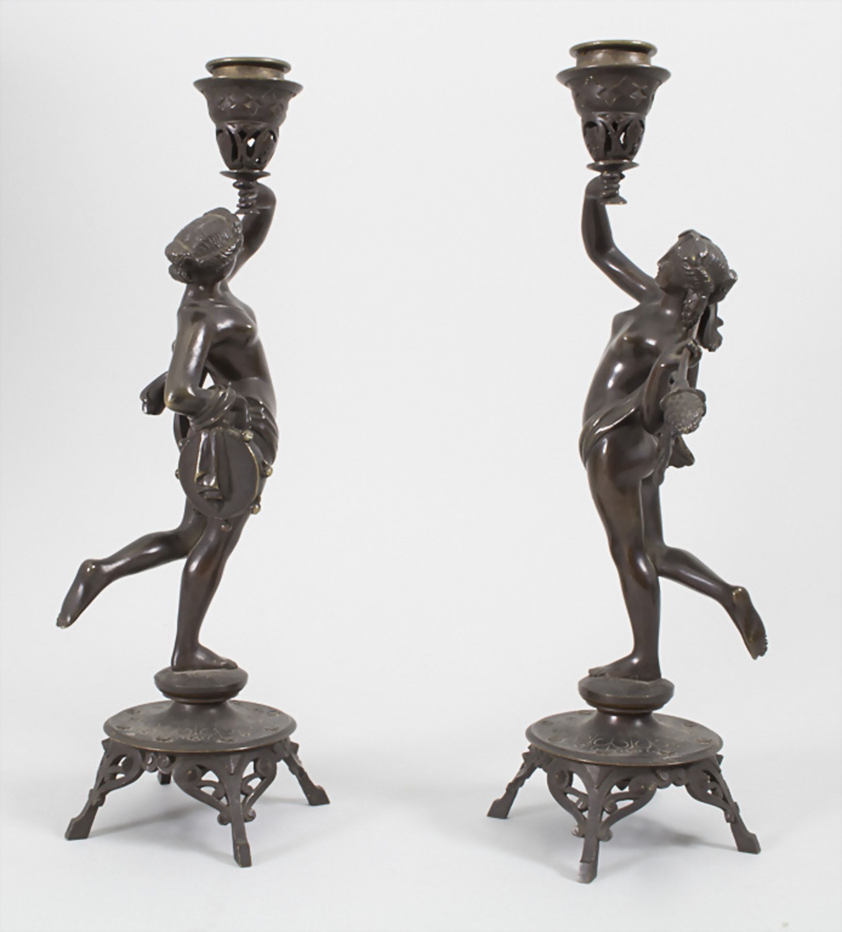 Paar figürliche Bronzeleuchter 'Musen' / A pair of bronze candleholder 'muses', Frankreich, 19. Jh. - Bild 4 aus 6