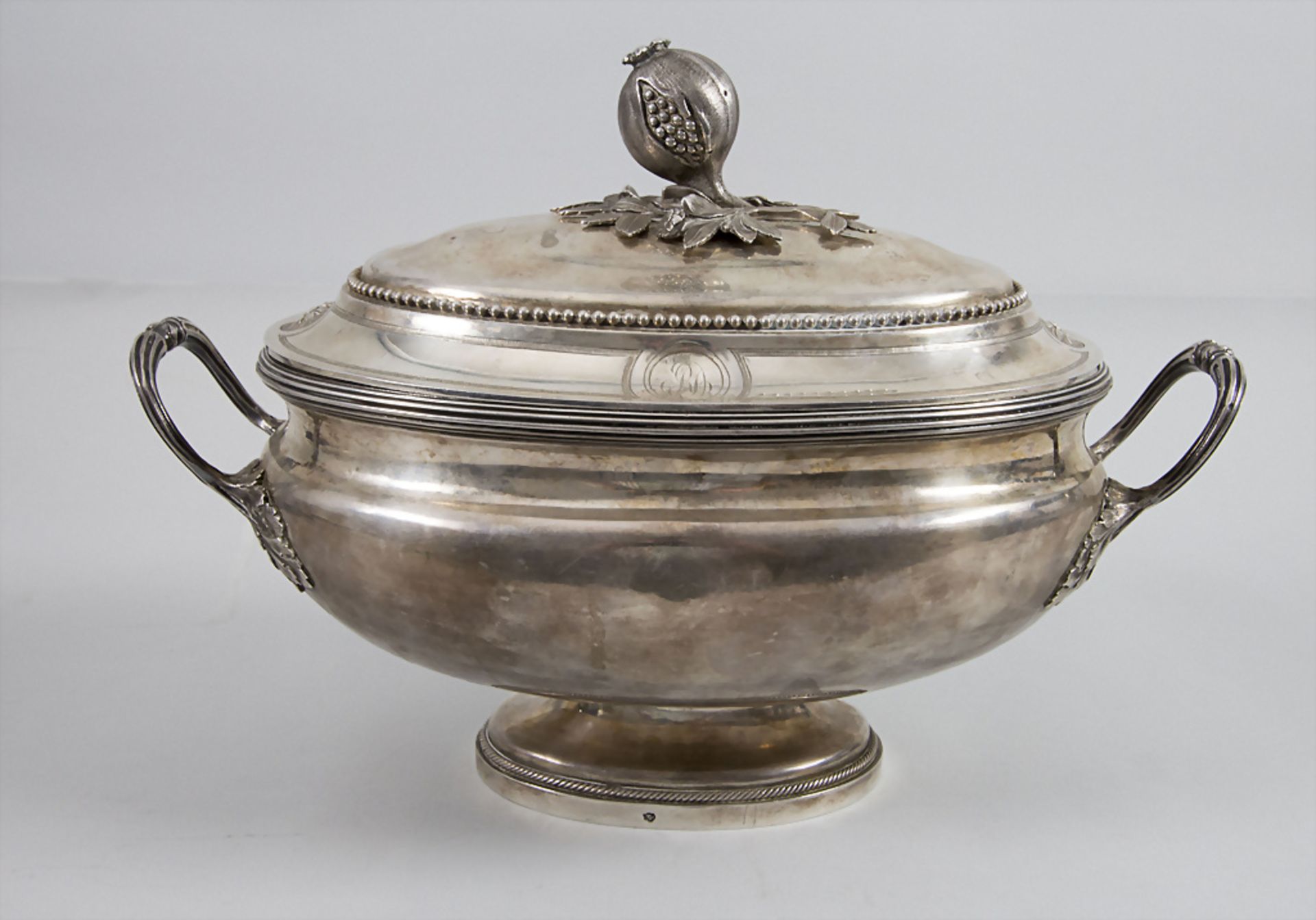 Louis Seize Deckelterrine / A covered silver tureen / Un légumier en argent, Paris, 1784 - Bild 2 aus 10