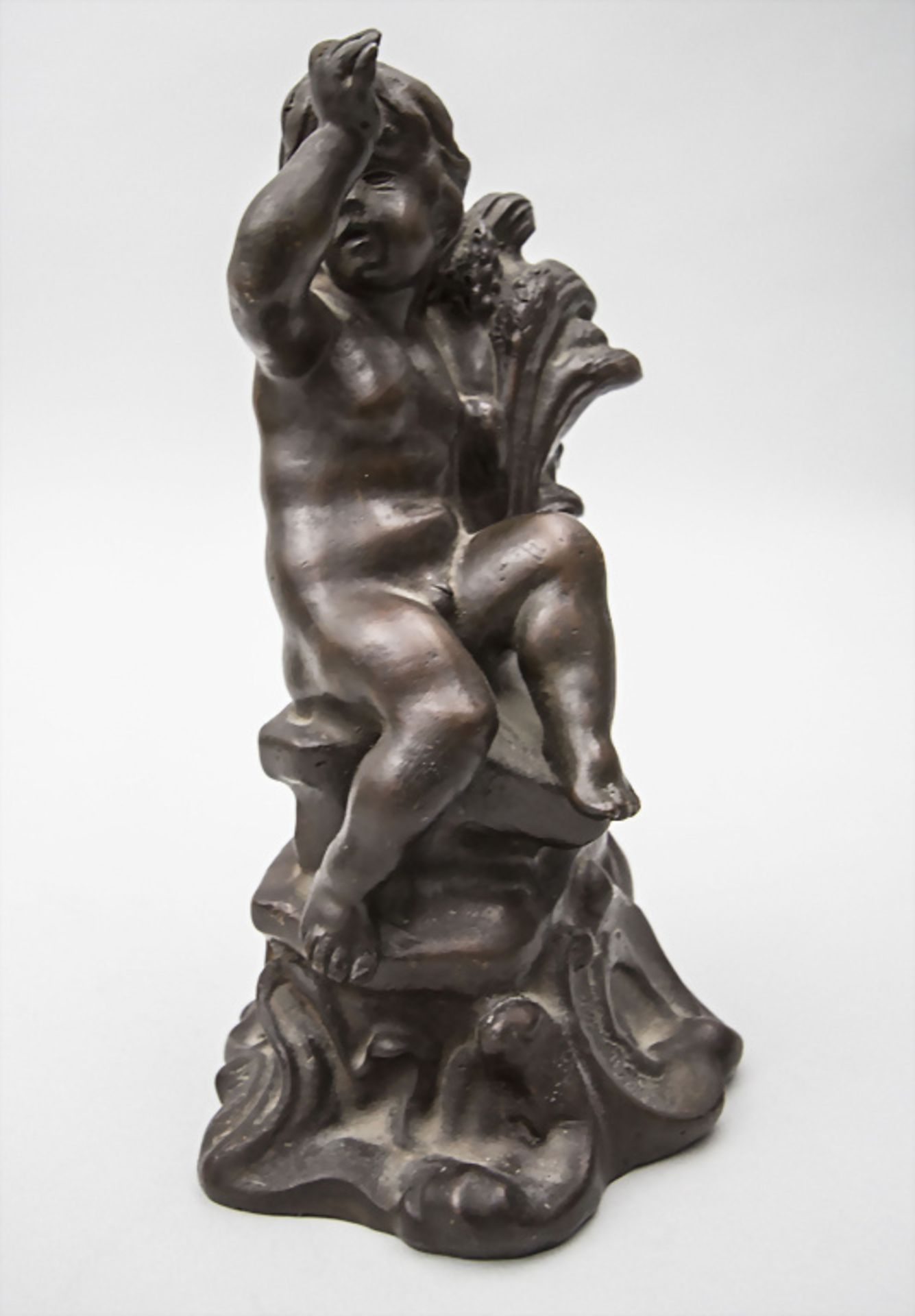 Bronzefigur 'Rokoko-Putto' / A bronze figure of a Rococo putto, 19./20. Jh. - Image 2 of 7