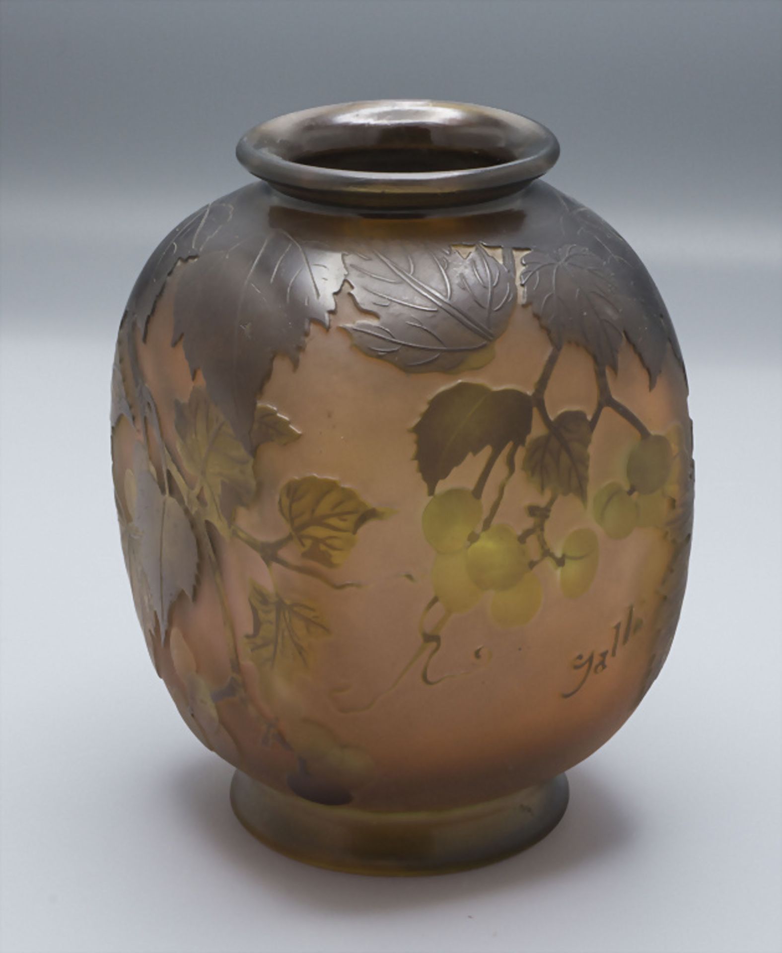 Jugendstil Vierkantvase mit Weinranken / An Art Nouveau square cameo glass vase with vine ...