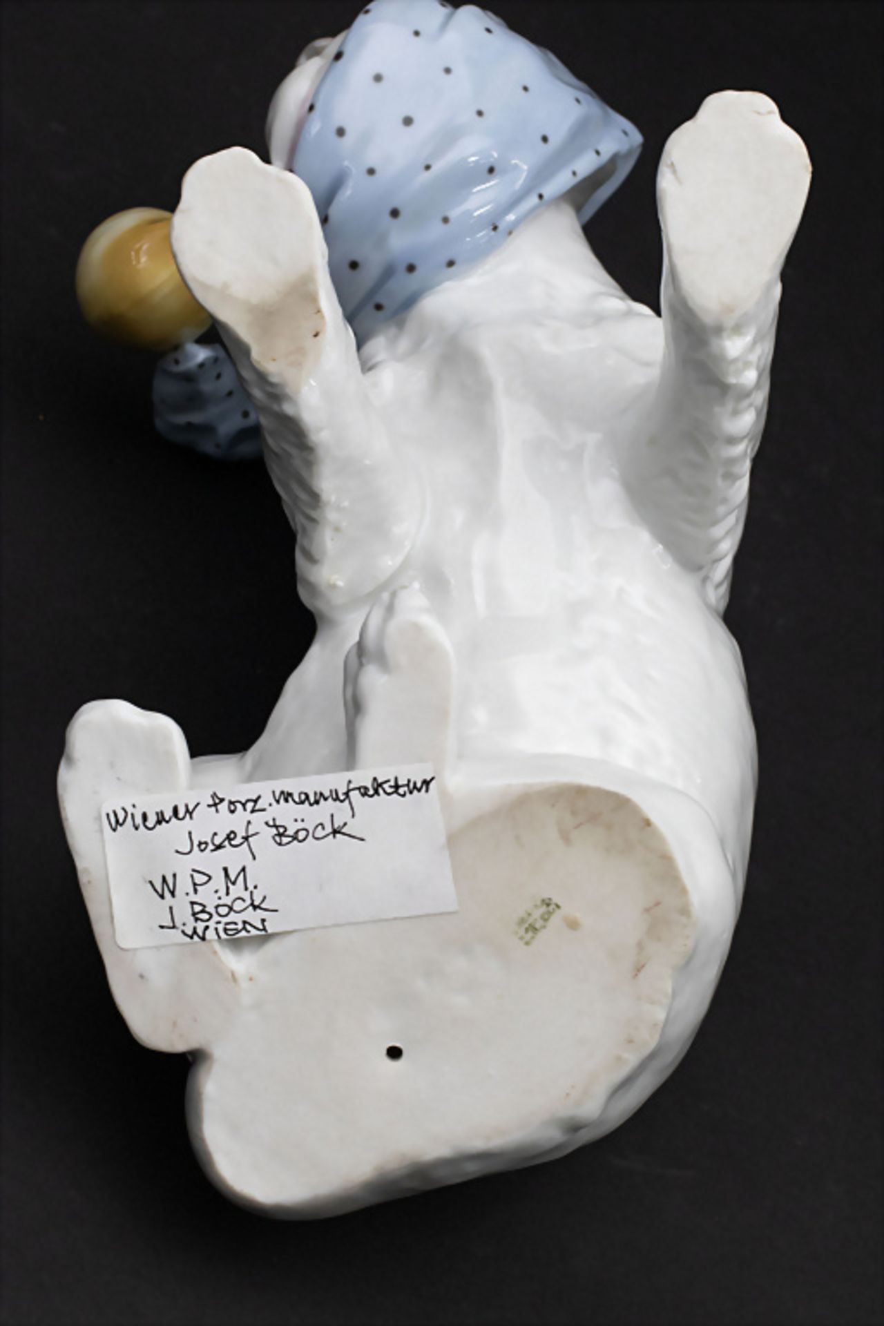Figur 'Hund mit Zahnschmerzen' / A figure of a dog with toothache, Porzellanmanufaktur Lichte, ... - Bild 5 aus 6
