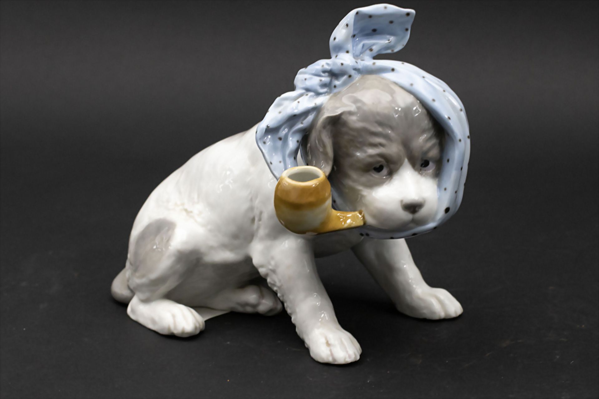 Figur 'Hund mit Zahnschmerzen' / A figure of a dog with toothache, Porzellanmanufaktur Lichte, ...