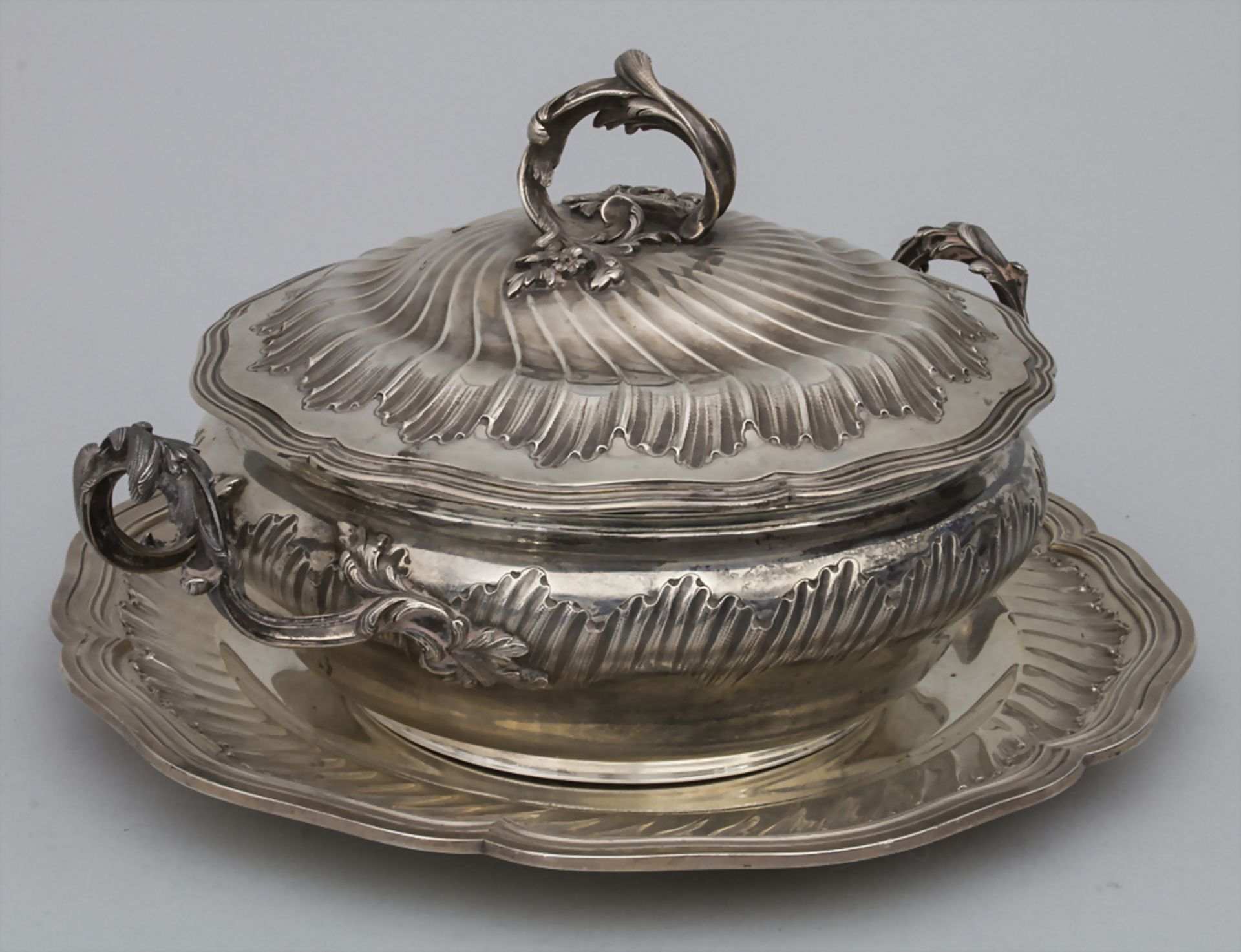 Legumier / Wöchnerinnenschüssel / A silver vegetable tureen with lining and cover, Paris, um 1900