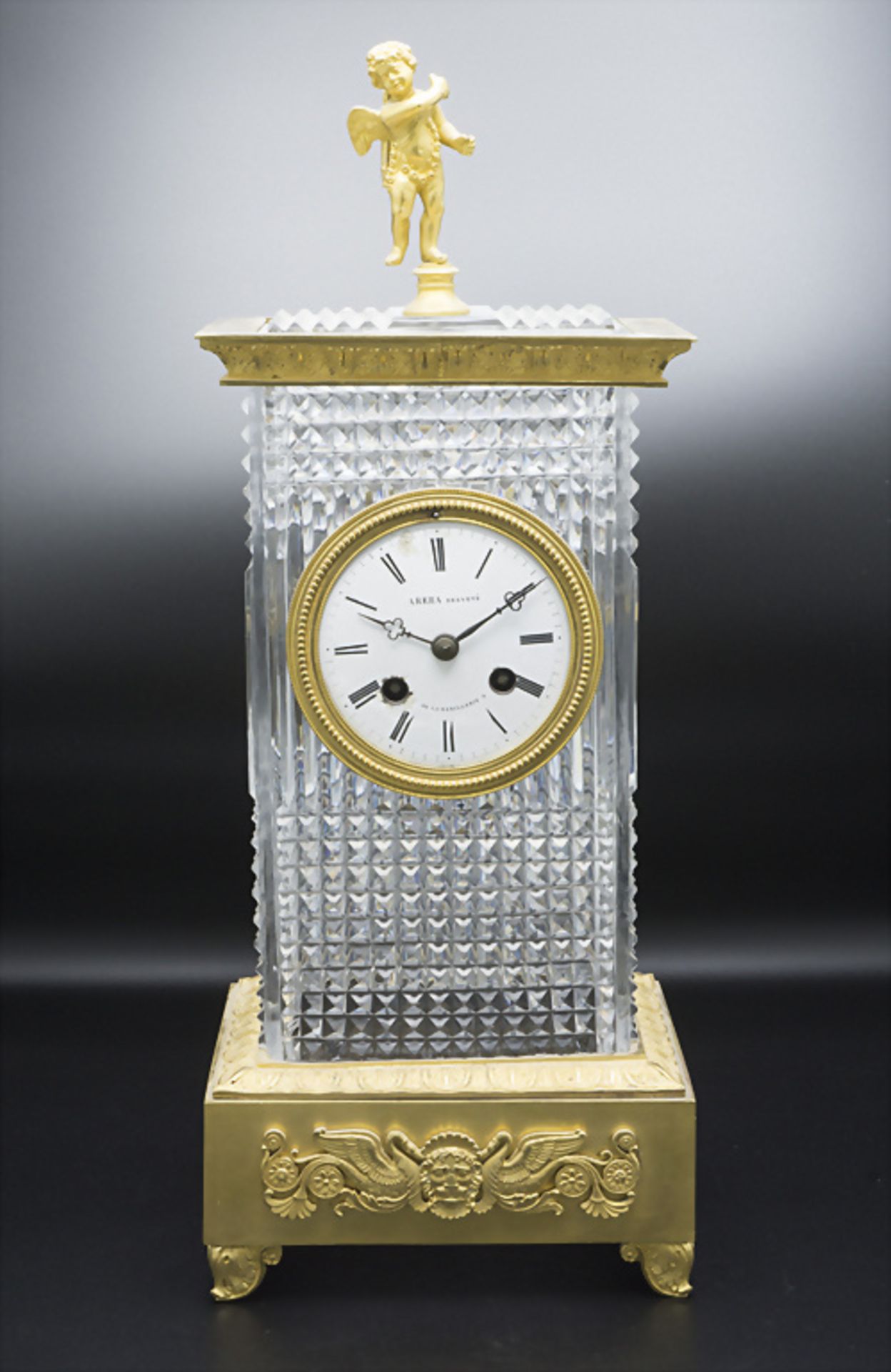 Kristallglas und Bronze Pendule mit Amorette / A French ormolu-mounted moulded cystal clock, ...