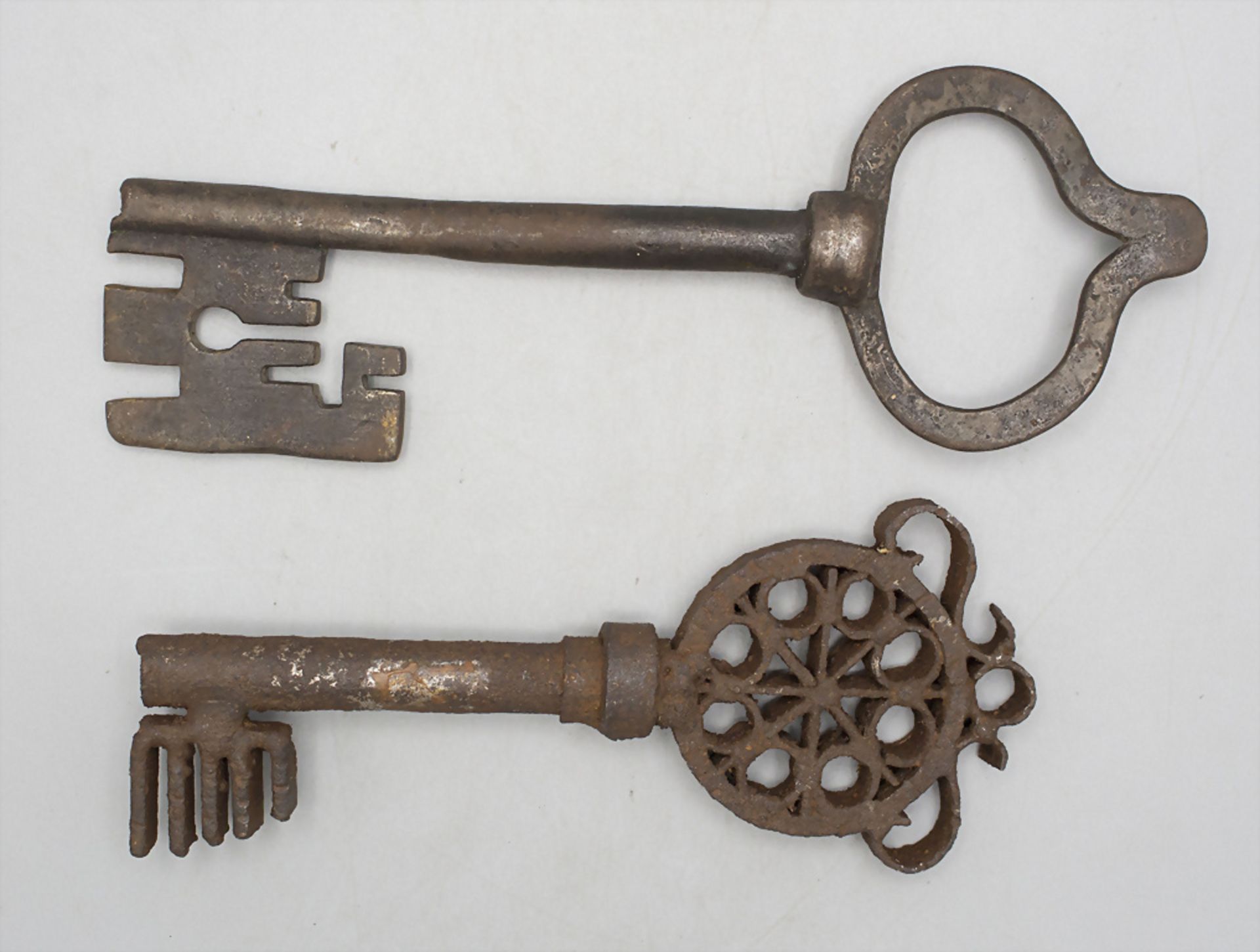 Zwei große gotische Schlüssel / Two large Gothic keys - Image 2 of 2