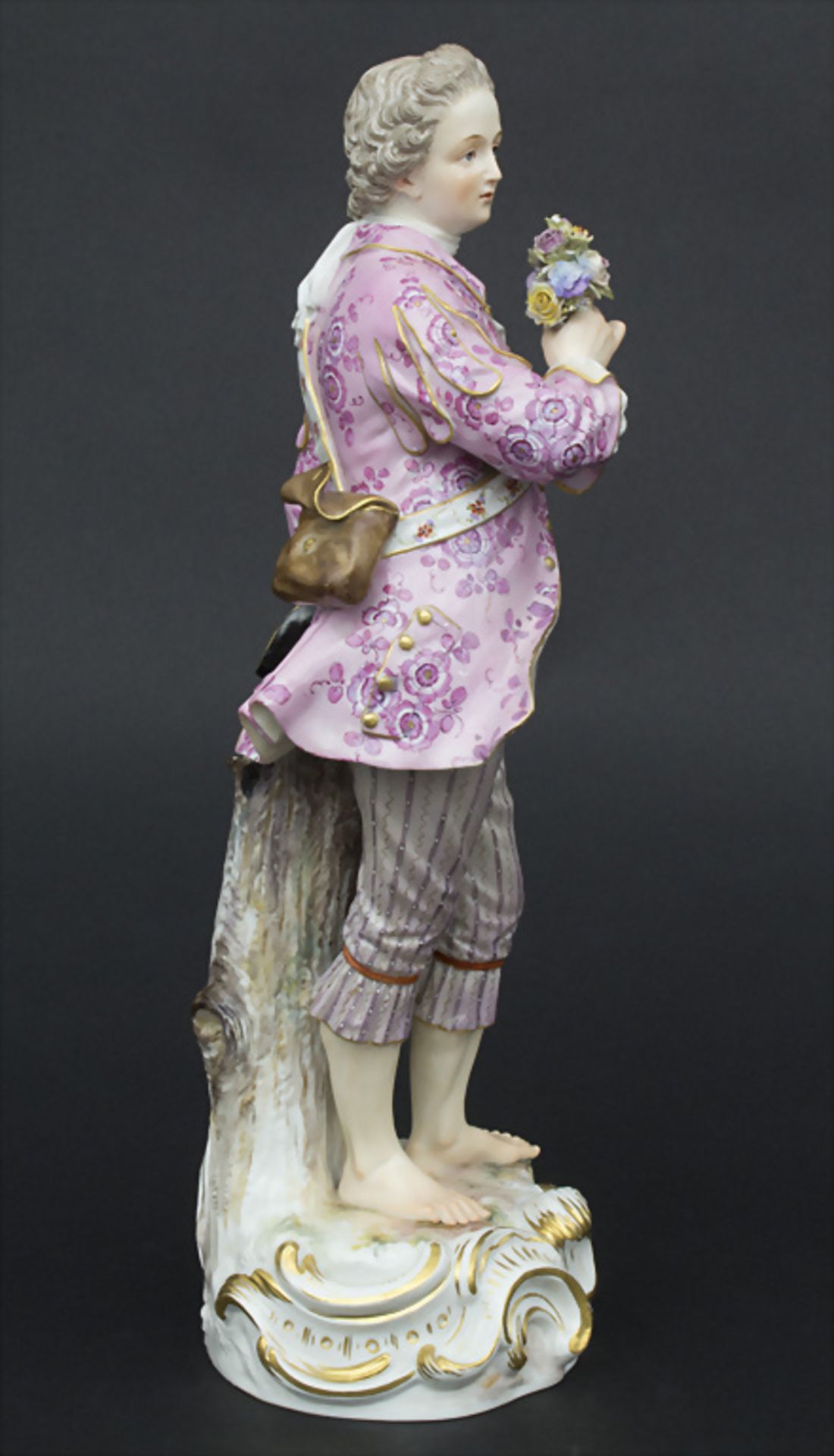 Große Figur 'Kavalier mit Blumenstrauß' / A large figure of a young cavalier, Meissen, um 1865 - Image 5 of 8