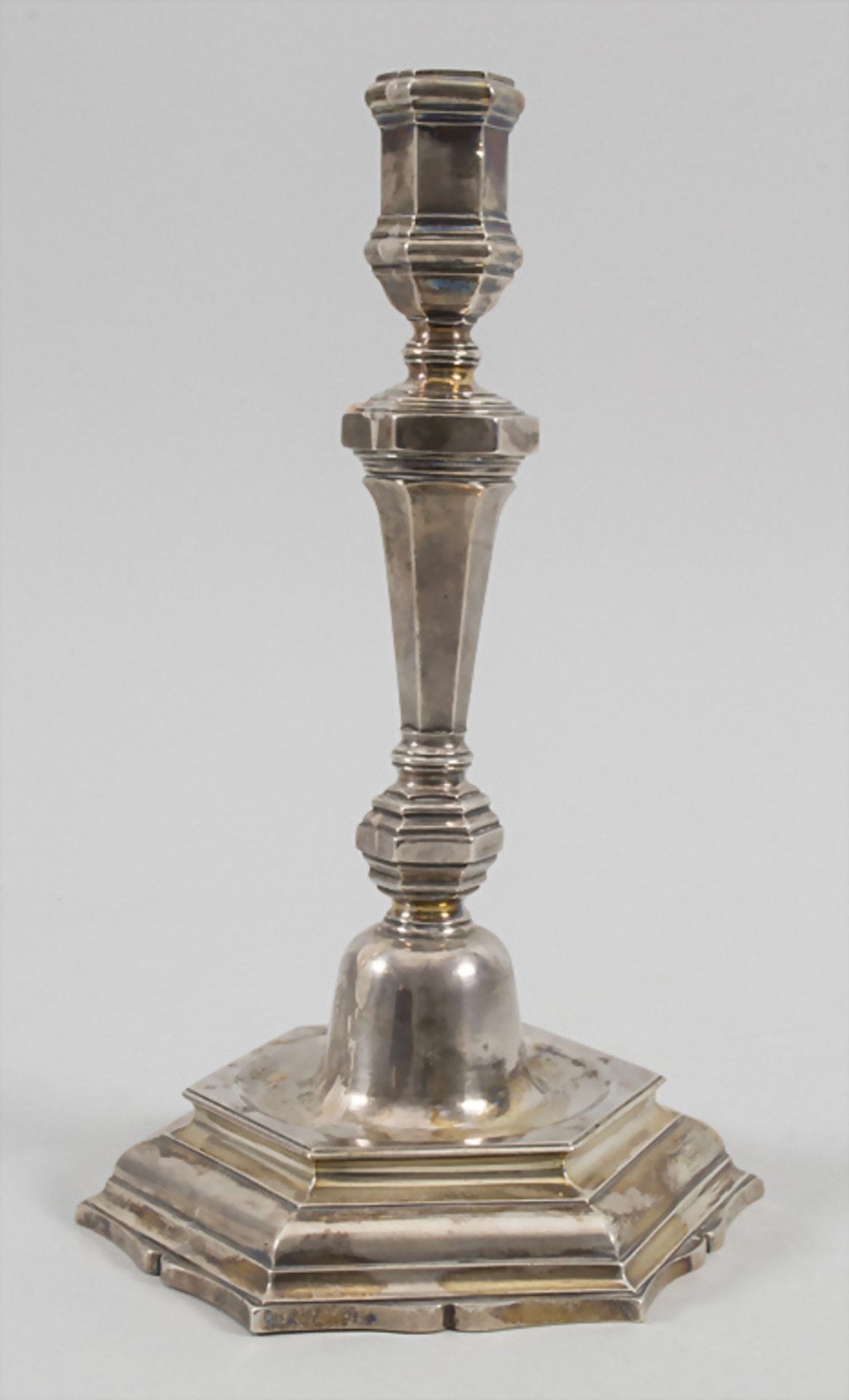 Paar Kerzenleuchter / A pair of silver candlesticks, St. Omer, Frankreich, um 1750 - Image 11 of 13