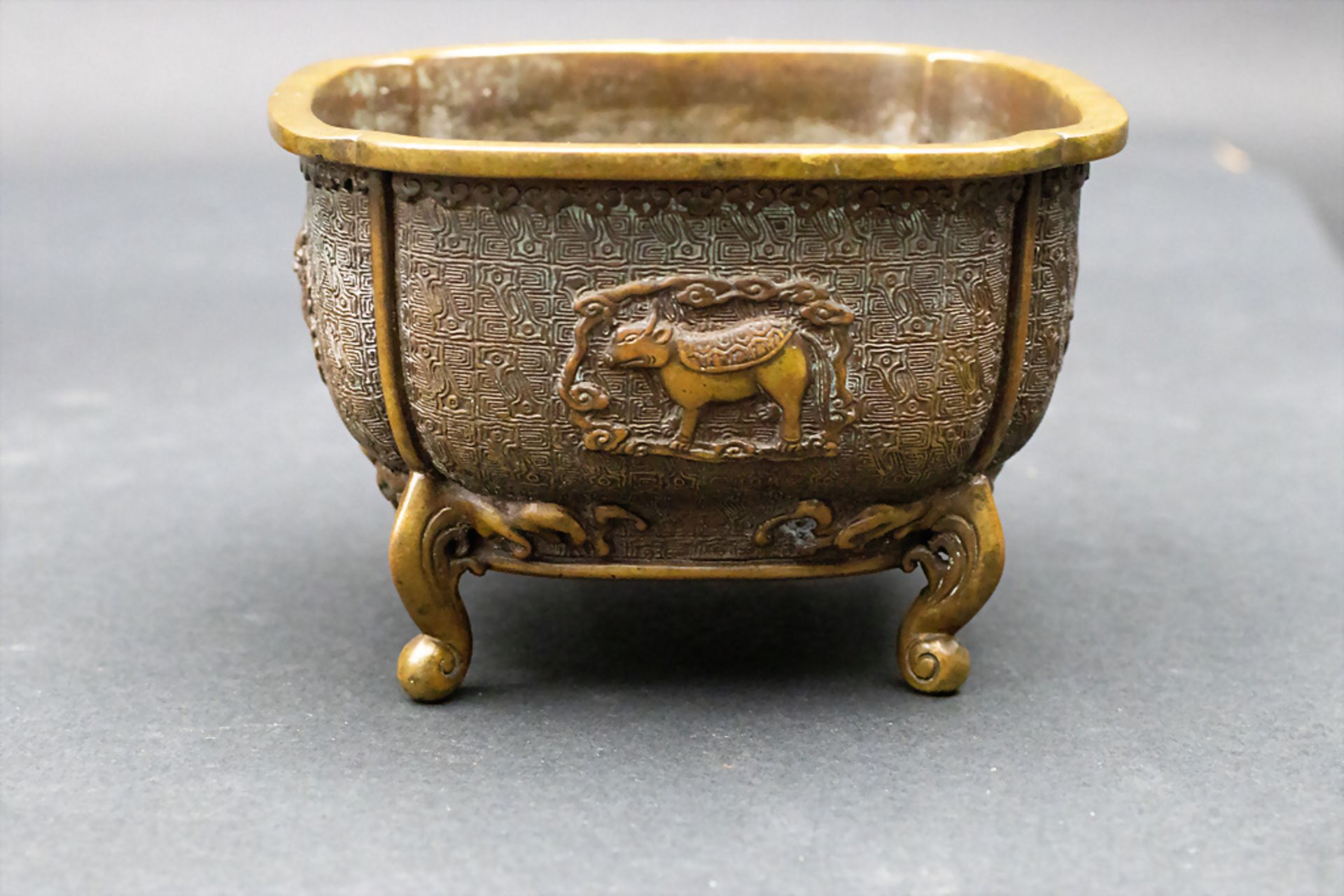 Räuchergefäß / A bronze incense burner, China, Qing Dynastie (1644-1911) - Bild 2 aus 6