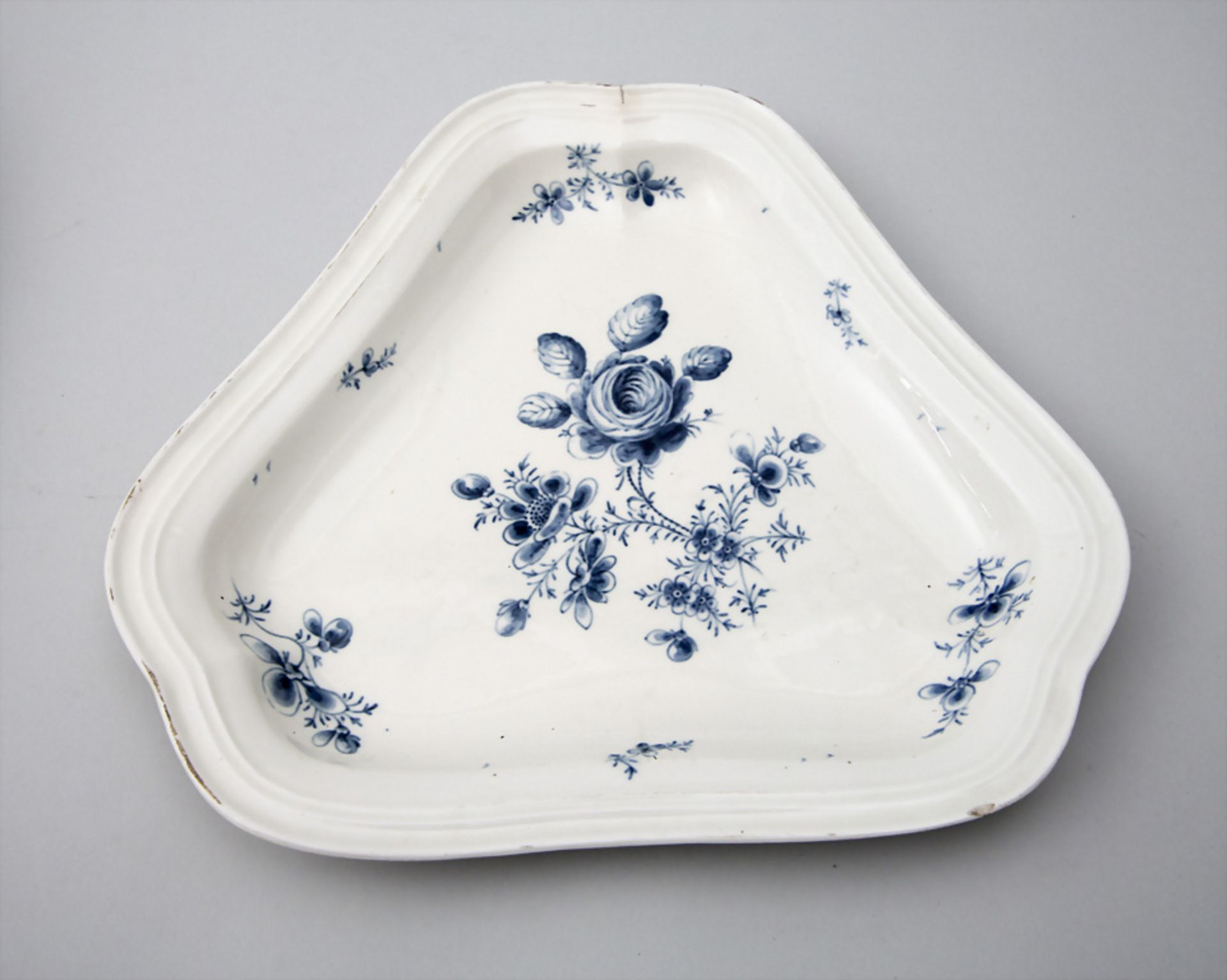 Frühe Porzellanplatte mit Blaumalerei / An early serving platter with blue flowers, wohl Royal ...