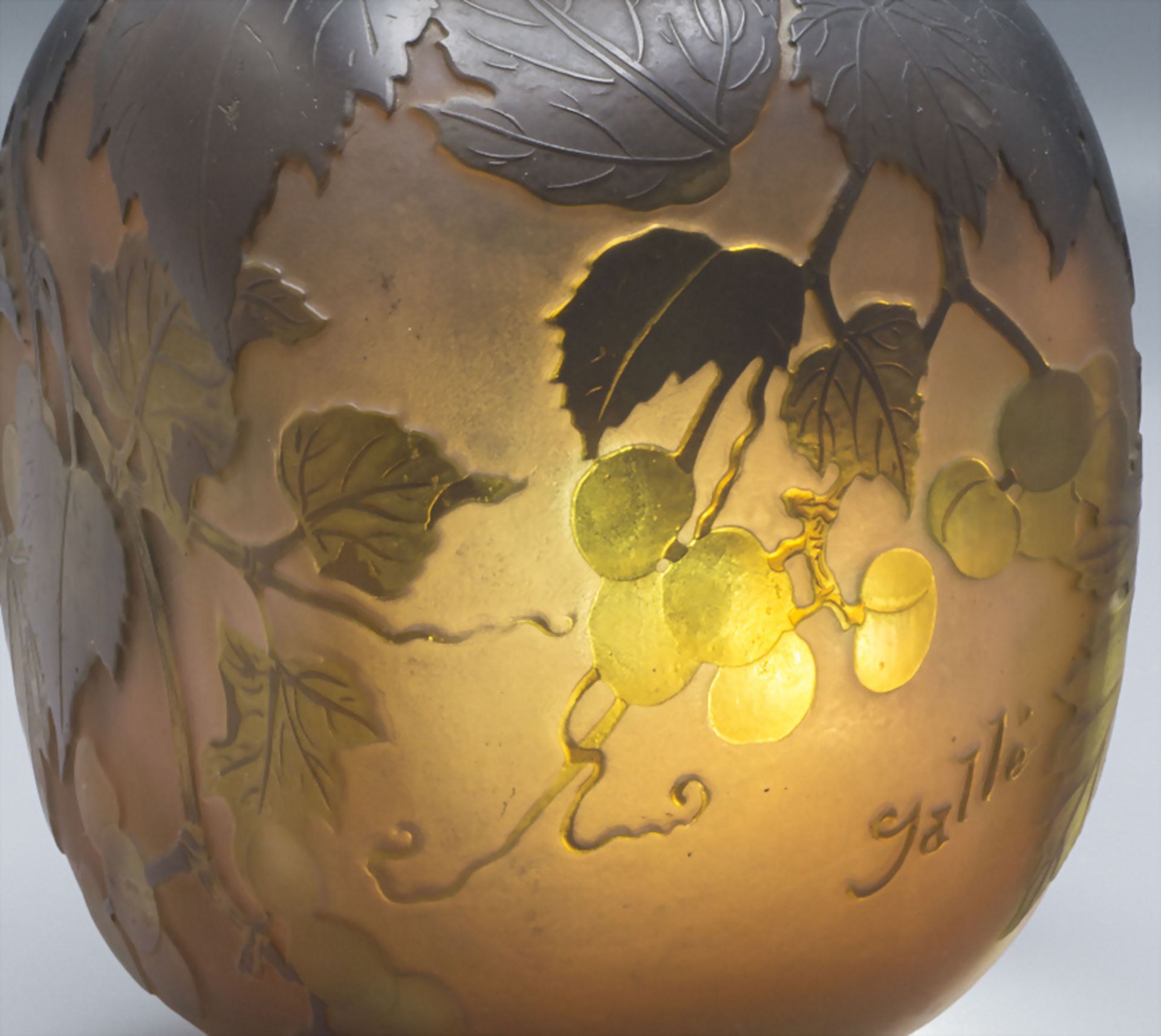 Jugendstil Vierkantvase mit Weinranken / An Art Nouveau square cameo glass vase with vine ... - Bild 6 aus 7