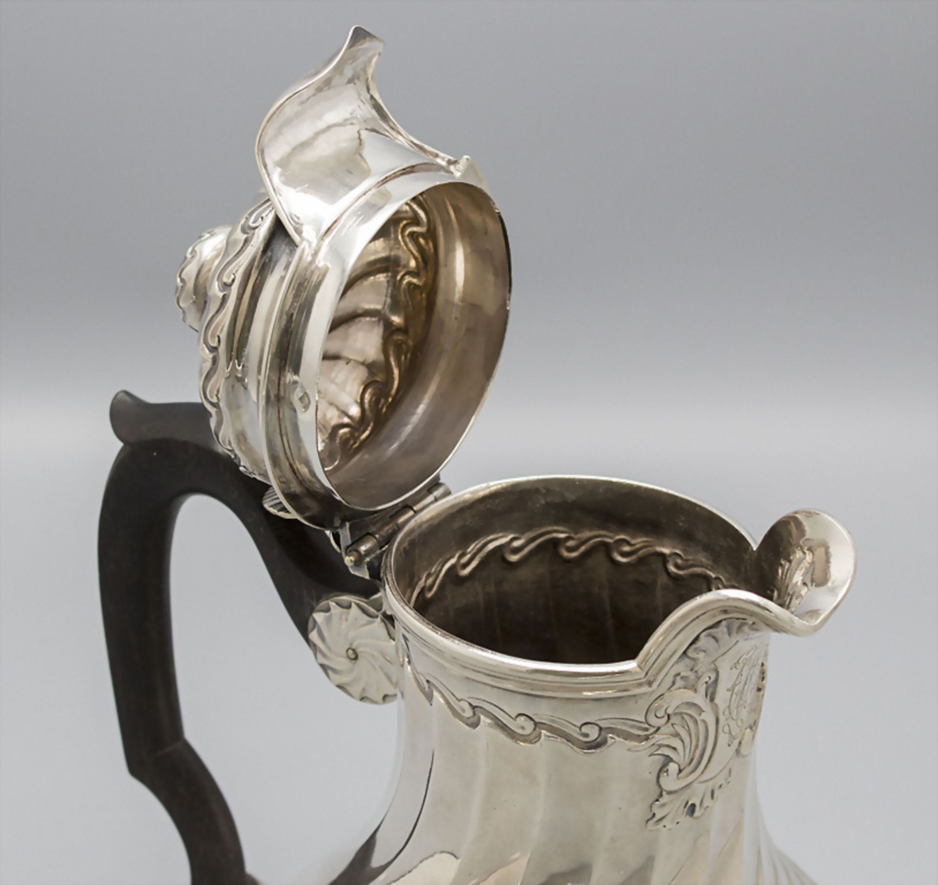 Teekanne und Sahnegießer / A silver tea pot and creamer, Merite, Paris, um 1900 - Bild 8 aus 13