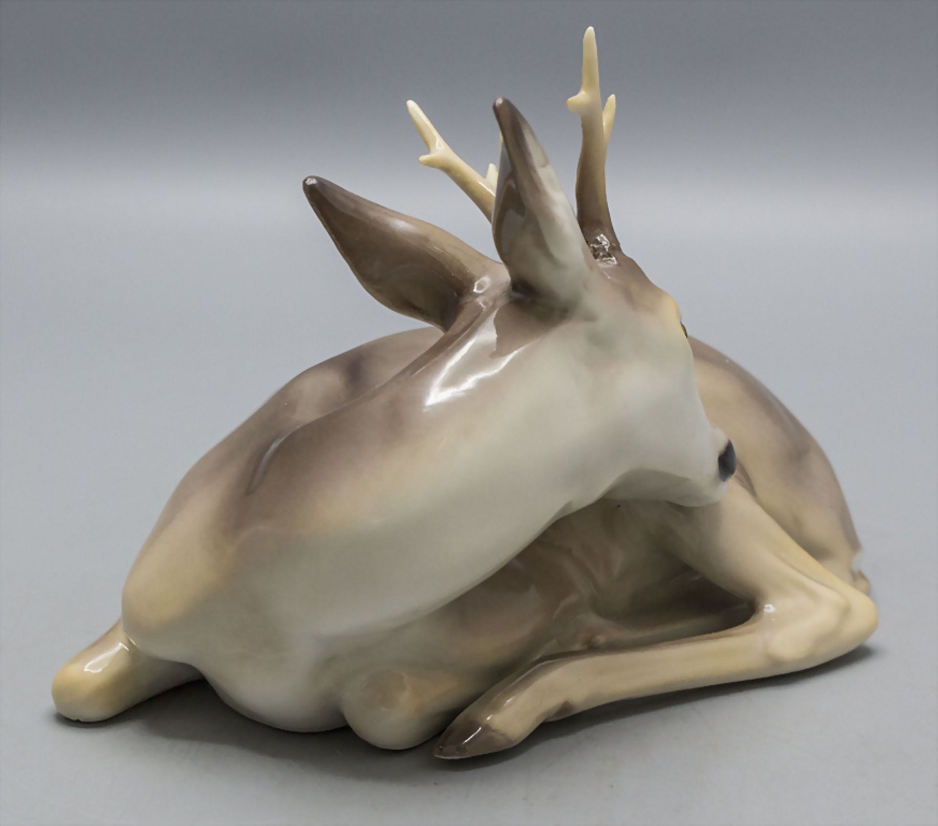 Figur 'liegender Rehbock' / A reclining roebuck, Nymphenburg, nach 1952 - Bild 3 aus 5