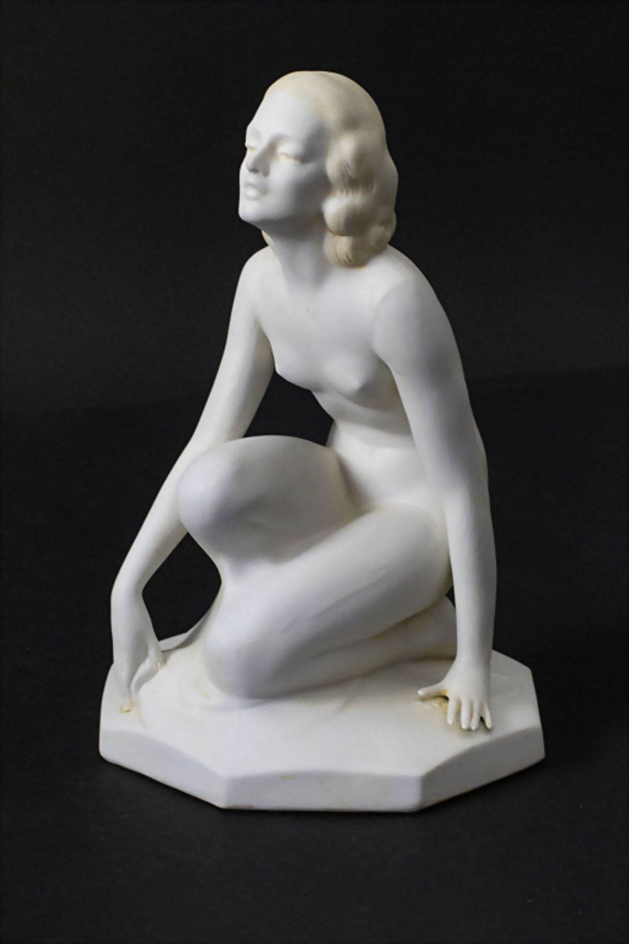 Art Déco Porzellanplastik 'Knieender Frauenakt' / An Art Deco porcelain figure 'A kneeling ...