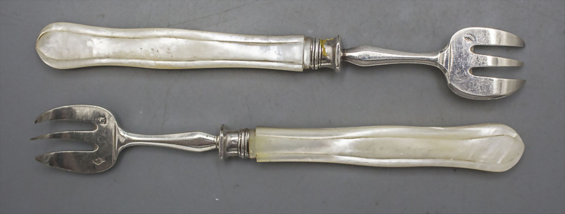 6 Austerngabeln mit Perlmuttgriffen / A set of 6 silver oyster forks with mother of pearl ... - Image 2 of 4