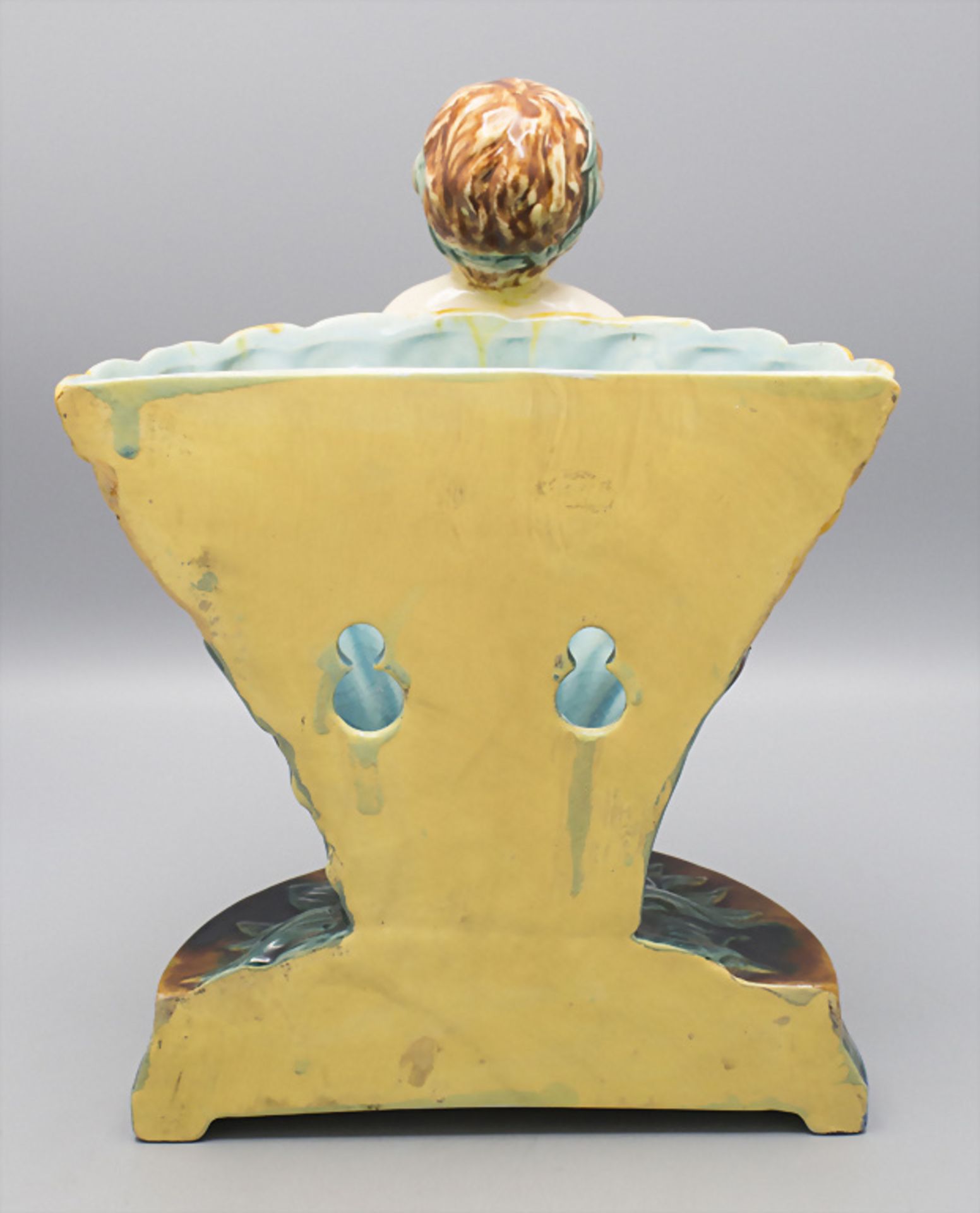 Majolika Wandapplik 'Putto mit Vase' / A majolica wall bracket 'Cherub with vase, 1. Hälfte 20. Jh. - Bild 3 aus 5