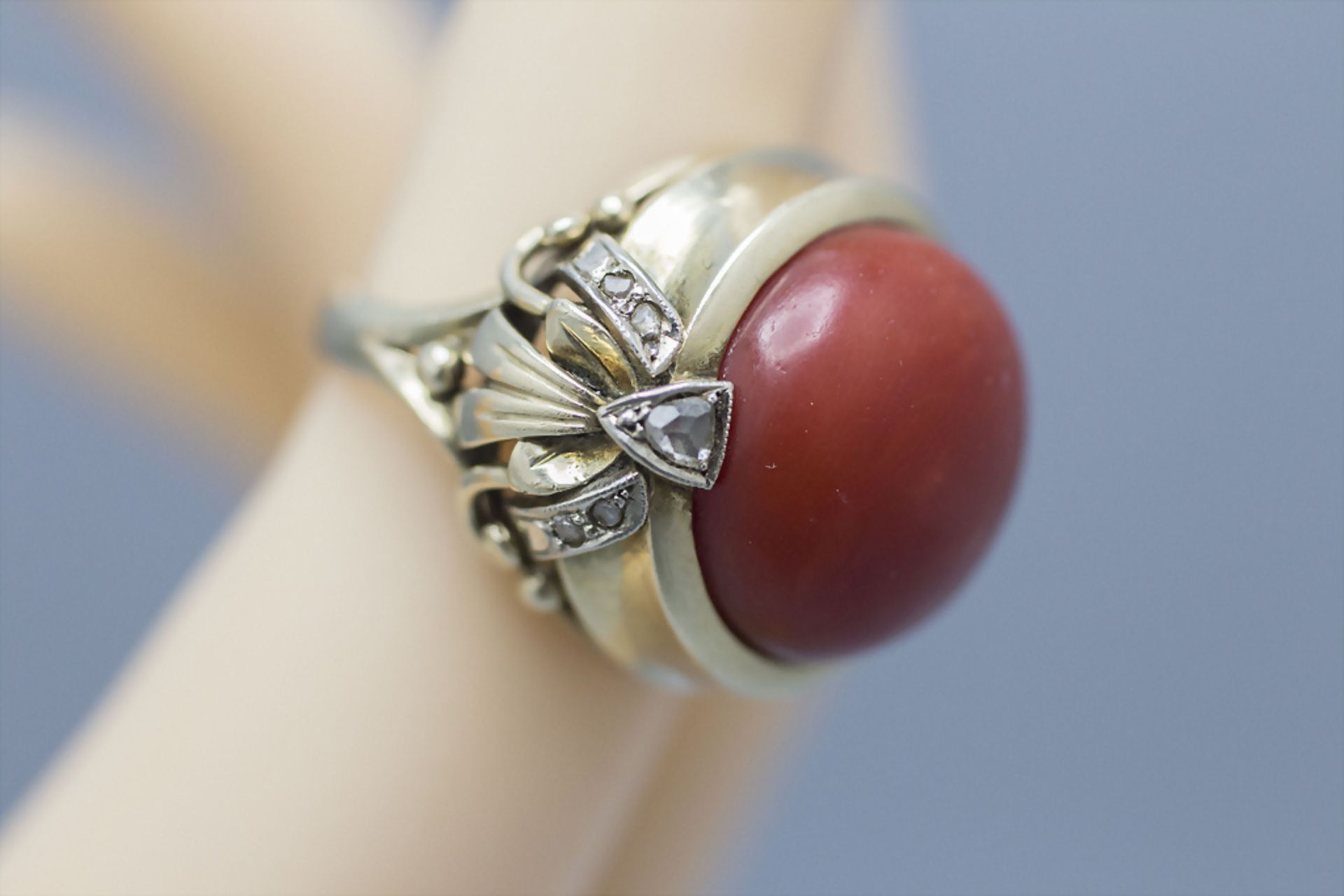 Damenring mit Korall-Cabochon / A 14 ct ladies gold ring with coral cabochon - Bild 3 aus 4