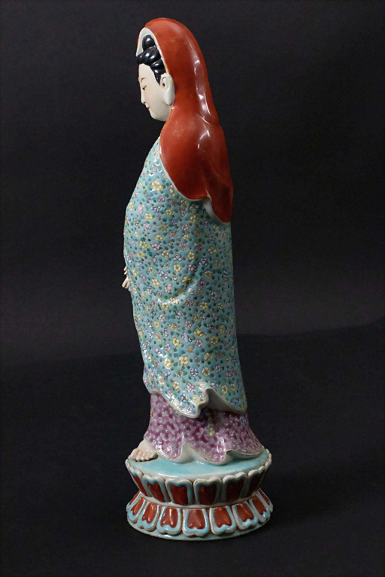 Große Guanyin auf zweireihigem Lotussockel / A grand Guanyin on a lotus pedestal, China, 20. Jh. - Image 4 of 7