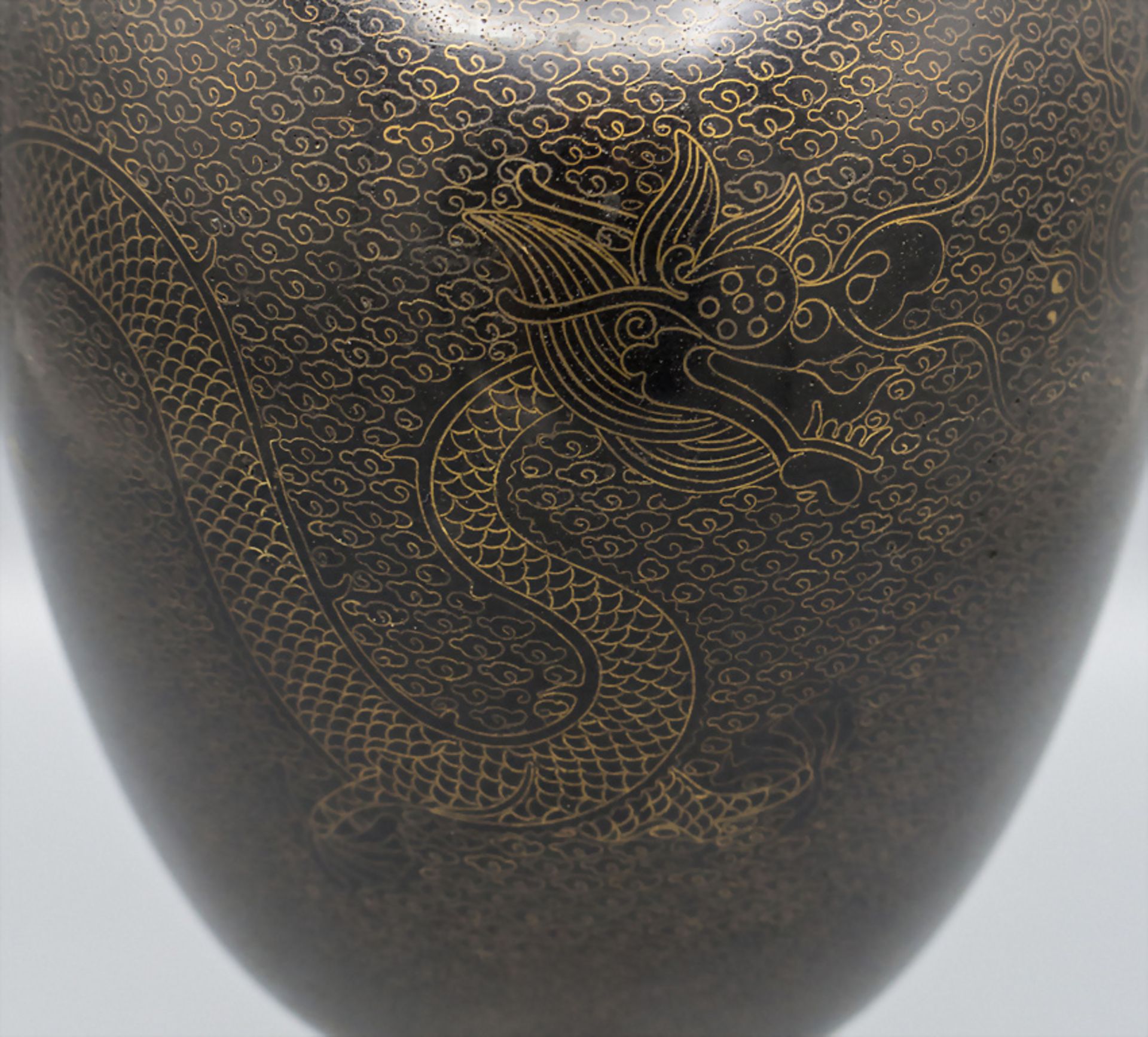 Cloisonné-Deckelvase / A cloisonné lidded vase, China, späte Qing Dynastie (1644-1911) - Bild 3 aus 6