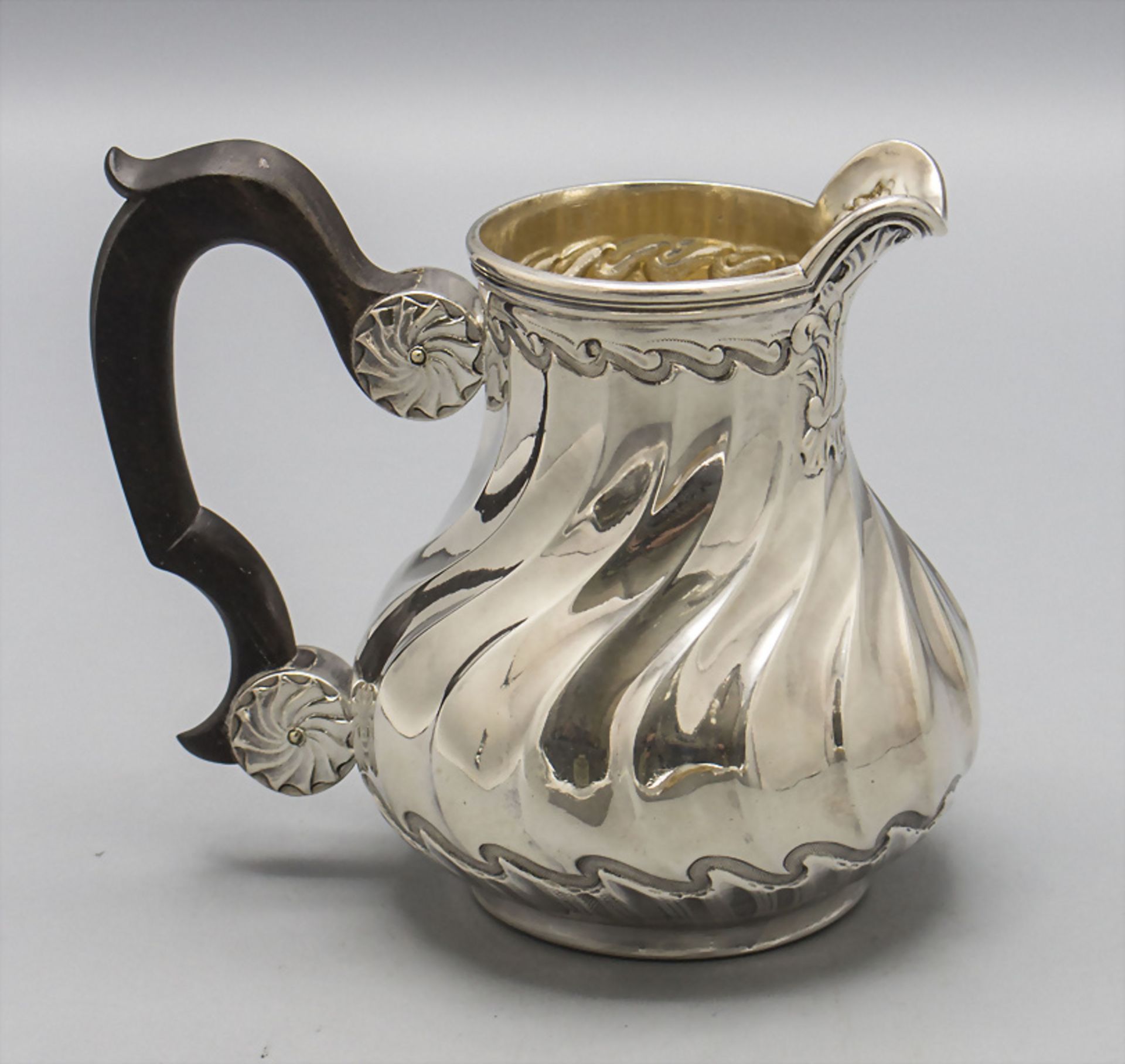 Teekanne und Sahnegießer / A silver tea pot and creamer, Merite, Paris, um 1900 - Bild 11 aus 13