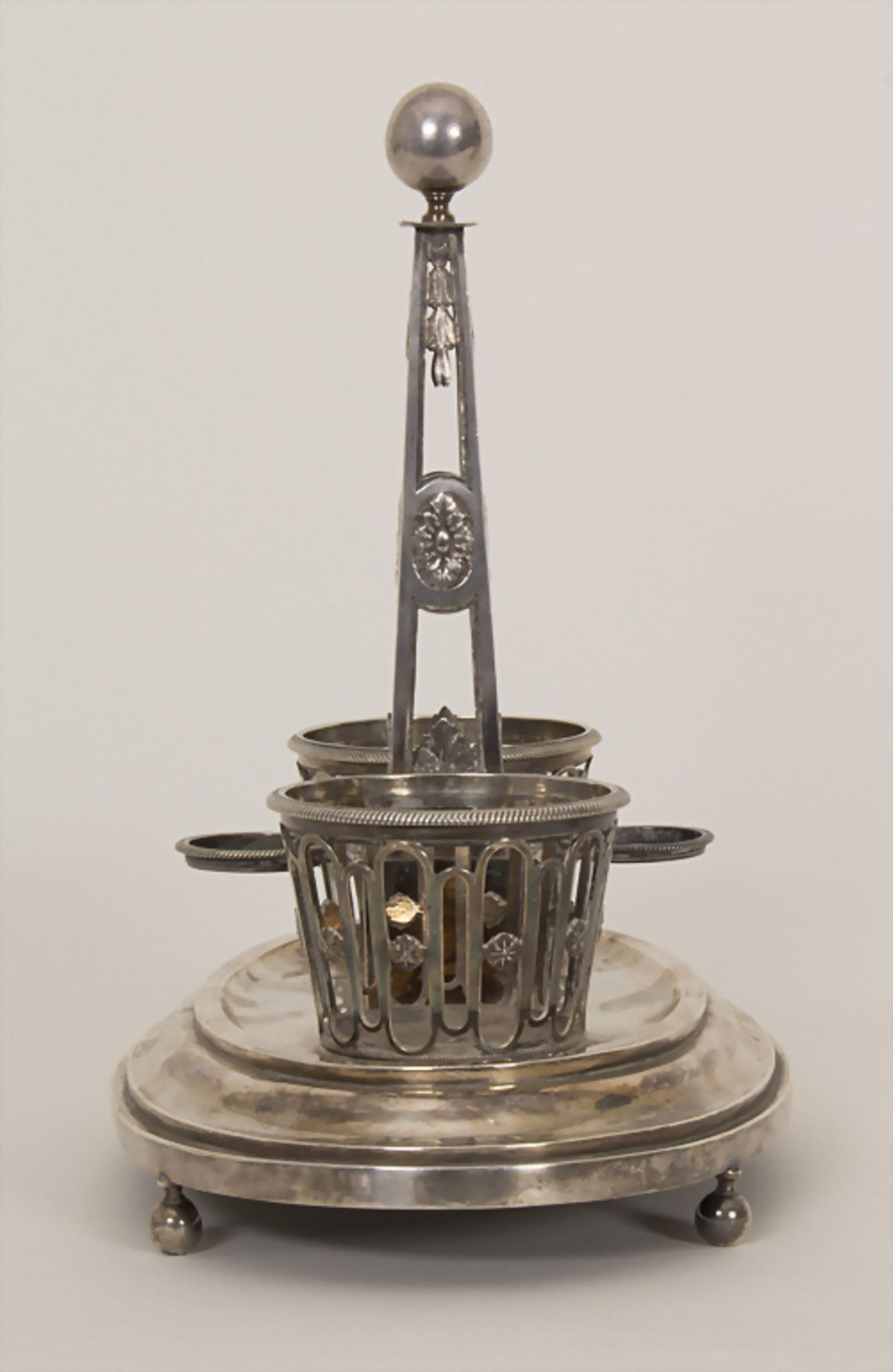 Louis-Seize Menage / A silver Louis-seize cruet stand, Henri-Louis Dutry, Paris, 1787 - Bild 2 aus 9