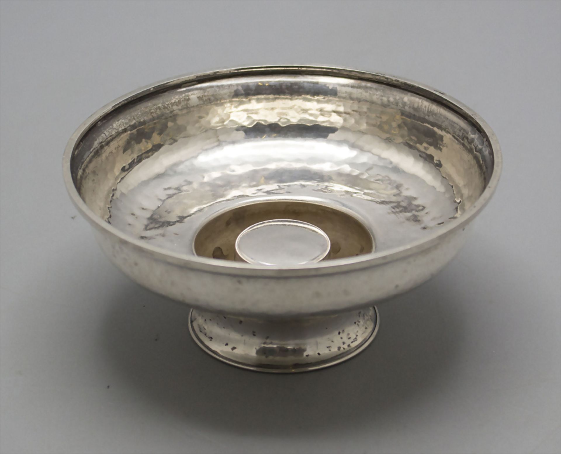 Kerzenhalter mit Hammerschlagdekor / A silver candle holder, wohl Adolf Mayer sen., ...