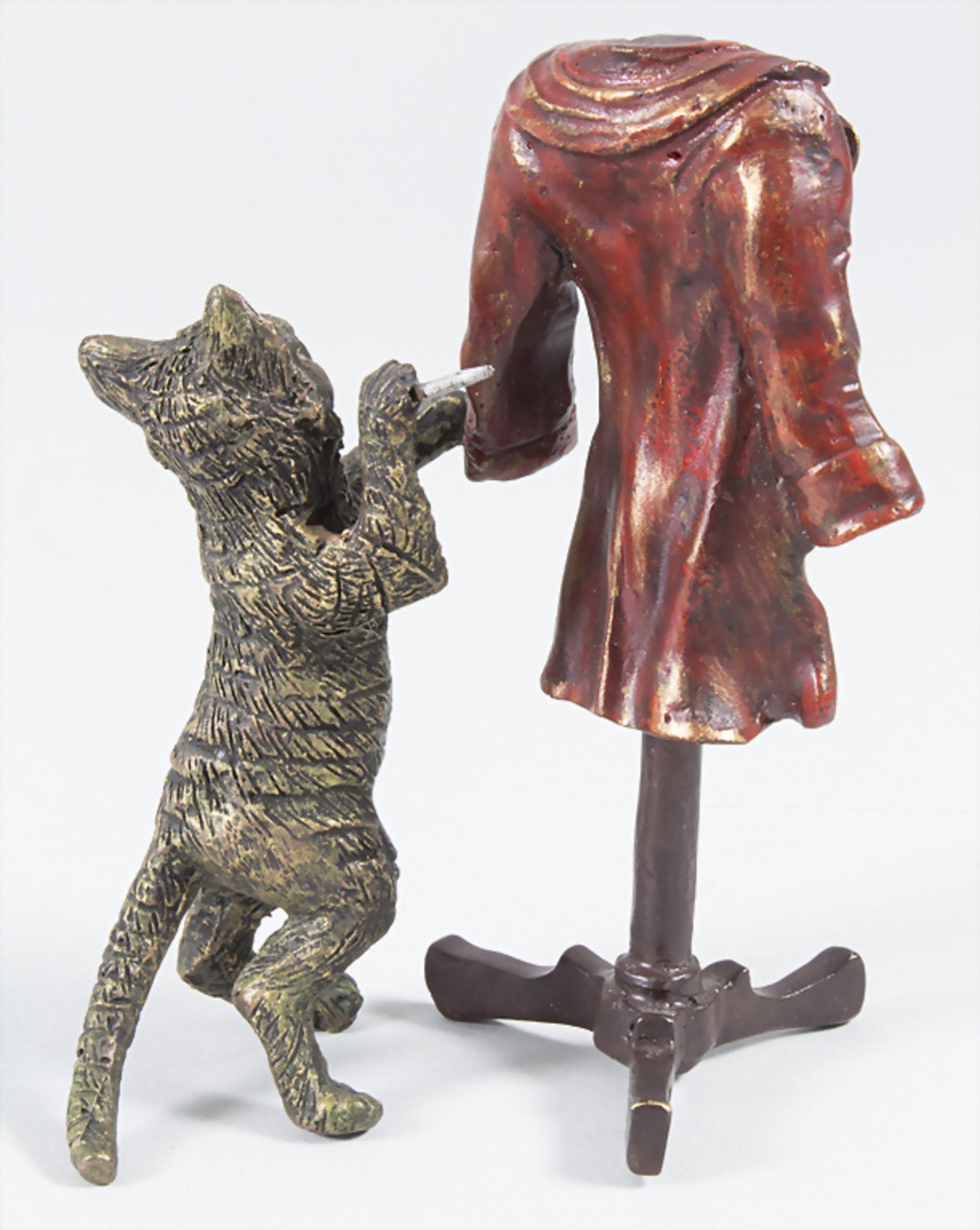Wiener Bronze 'Katze als Schneider' / A Vienna bronze animal sculpture depicting a cat as a ... - Bild 2 aus 2