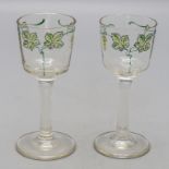 Paar Jugendstil Likörgläser mit Weinranken / A pair of Art Nouveau glasses with vine tendrils, ...