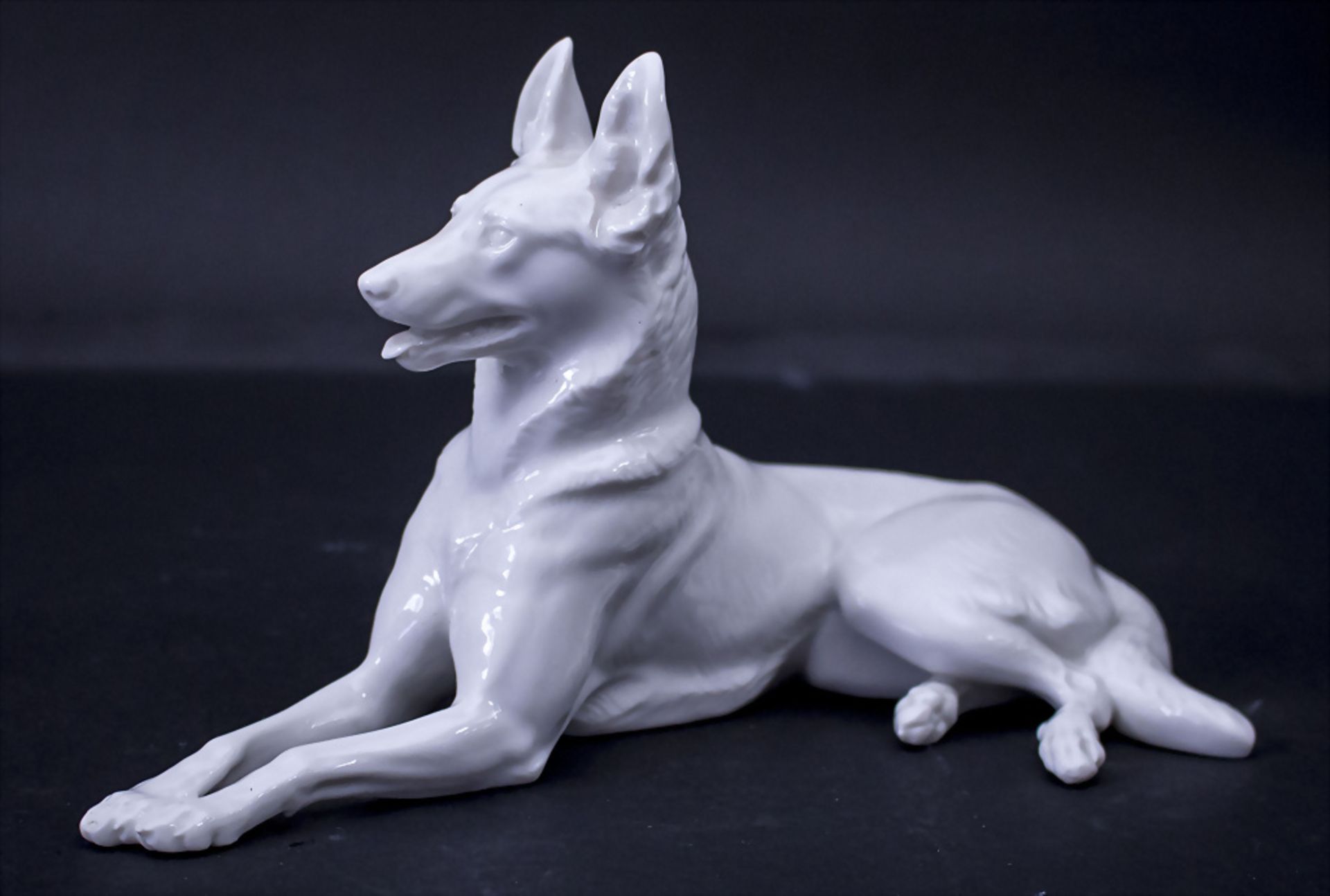 Figur 'Liegender Deutscher Schäferhund' / A figure of a reclining German shepherd, Theodor ...