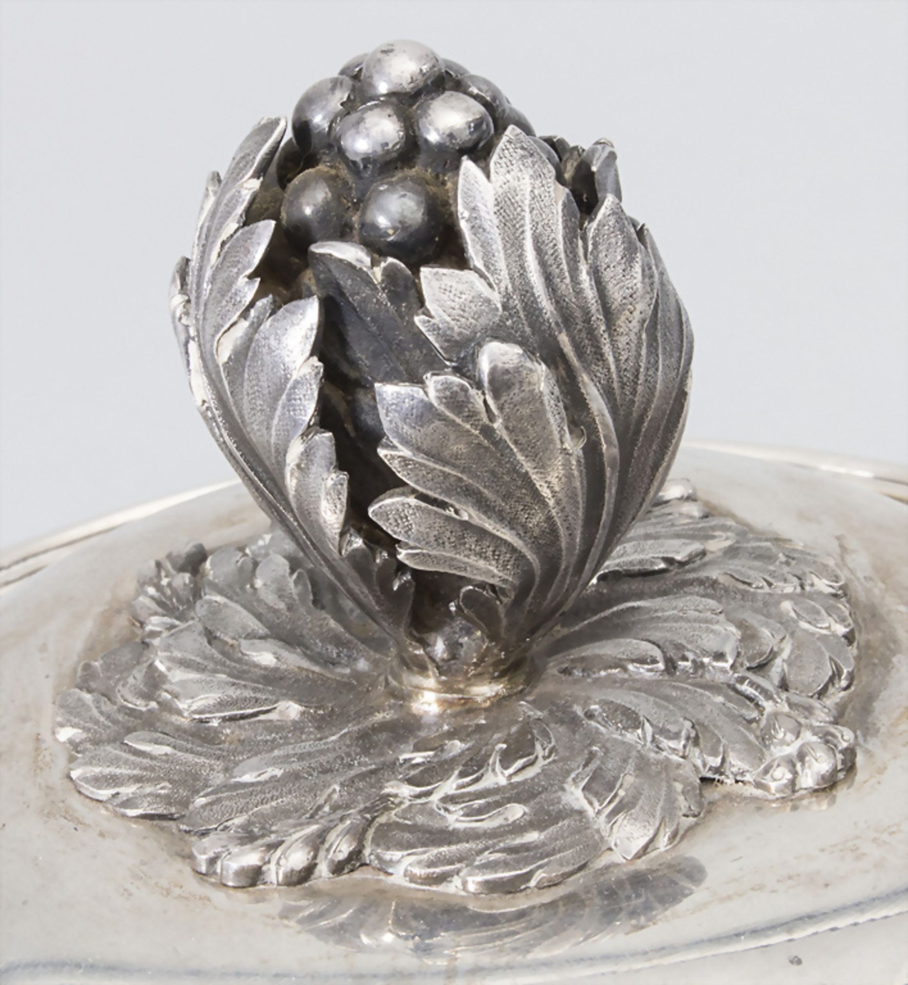 Deckelterrine / A covered silver tureen / Un légumier en argent, Odiot, Paris, 19. Jh. - Bild 8 aus 11
