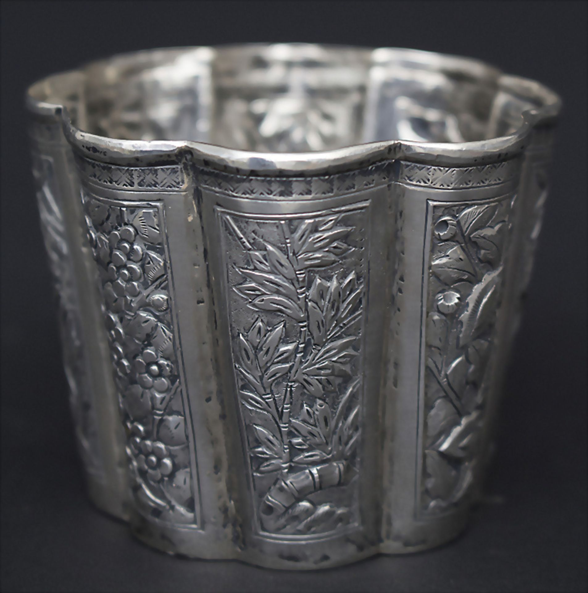 Achtpassiger Becher / A Chinese export silver beaker, TU TIAN XING, Jiujiang um 1900 - Bild 2 aus 7