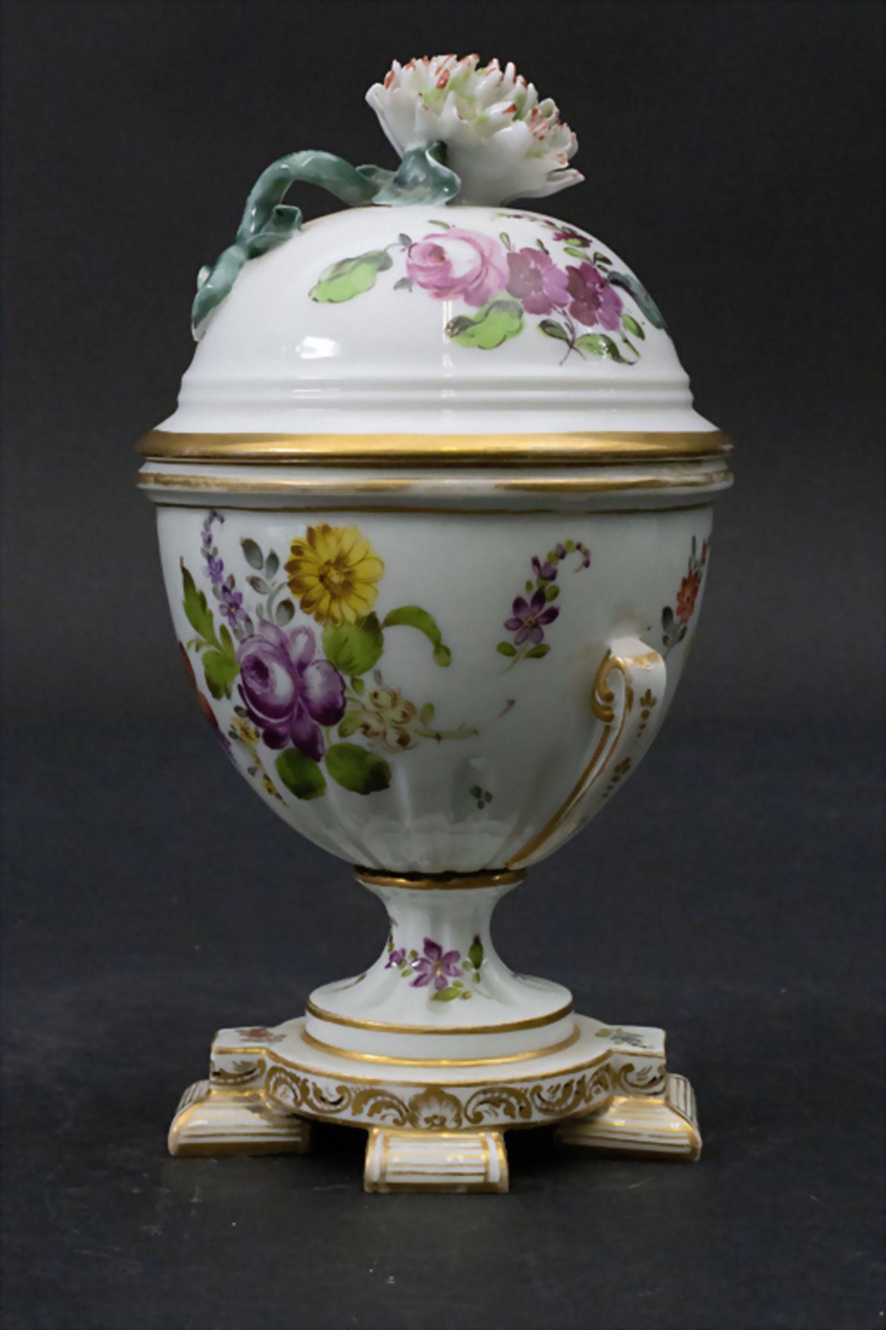 Deckelgefäß mit Blütenknauf / A lidded bowl with flower handle, wohl deutsch, Anfang 19. Jh.