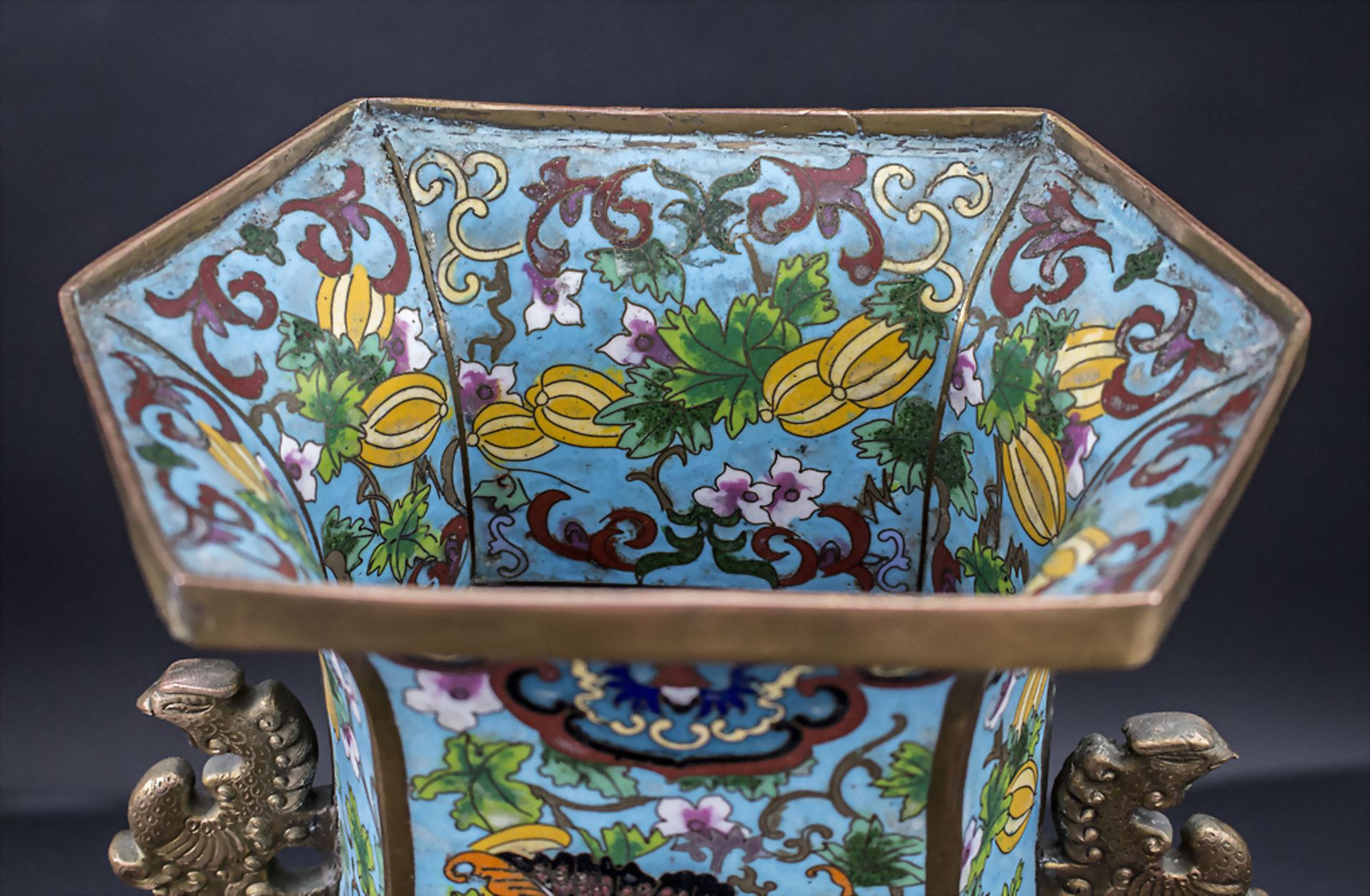 Cloisonné-Vase mit Schmetterlingsdekor / A cloisonné vase with butterfly decor, China, Qing ... - Bild 7 aus 7