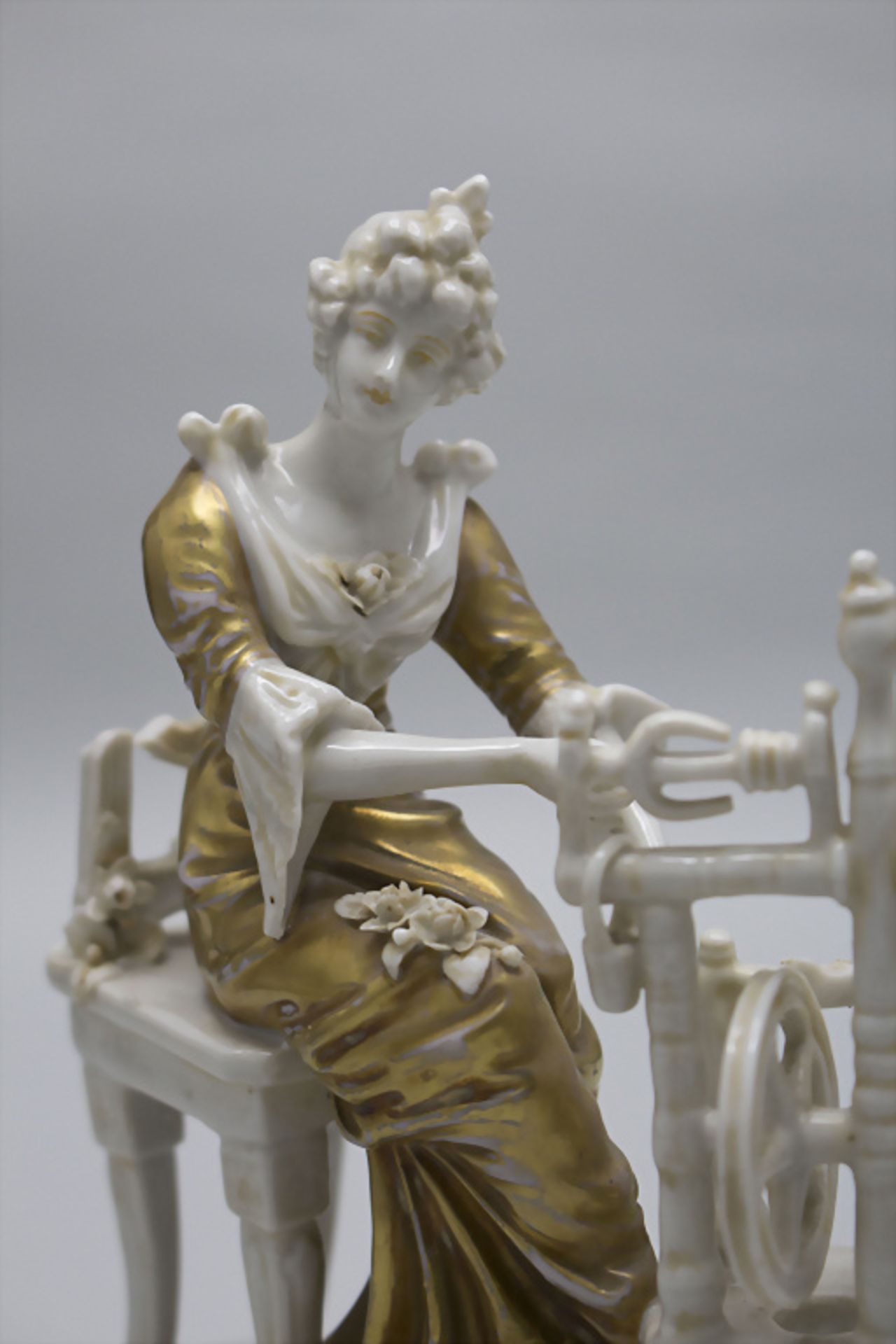 Junge Dame am Spinnrad / A young woman on a spinning wheel, wohl deutsch, um 1900 - Image 3 of 4