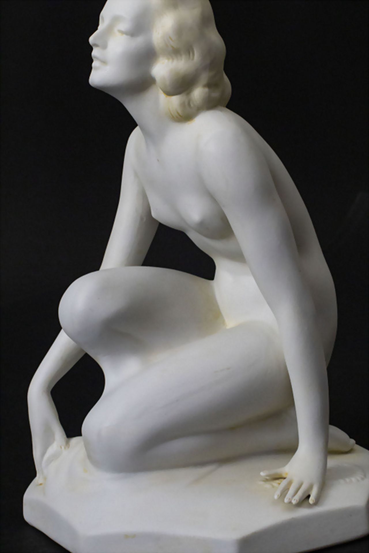 Art Déco Porzellanplastik 'Knieender Frauenakt' / An Art Deco porcelain figure 'A kneeling ... - Bild 3 aus 11
