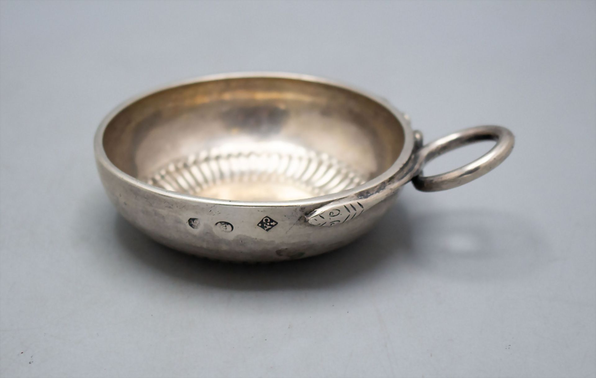 Branntweinschale / A silver wine tester / Tastevin, Frankreich, 1798-1809