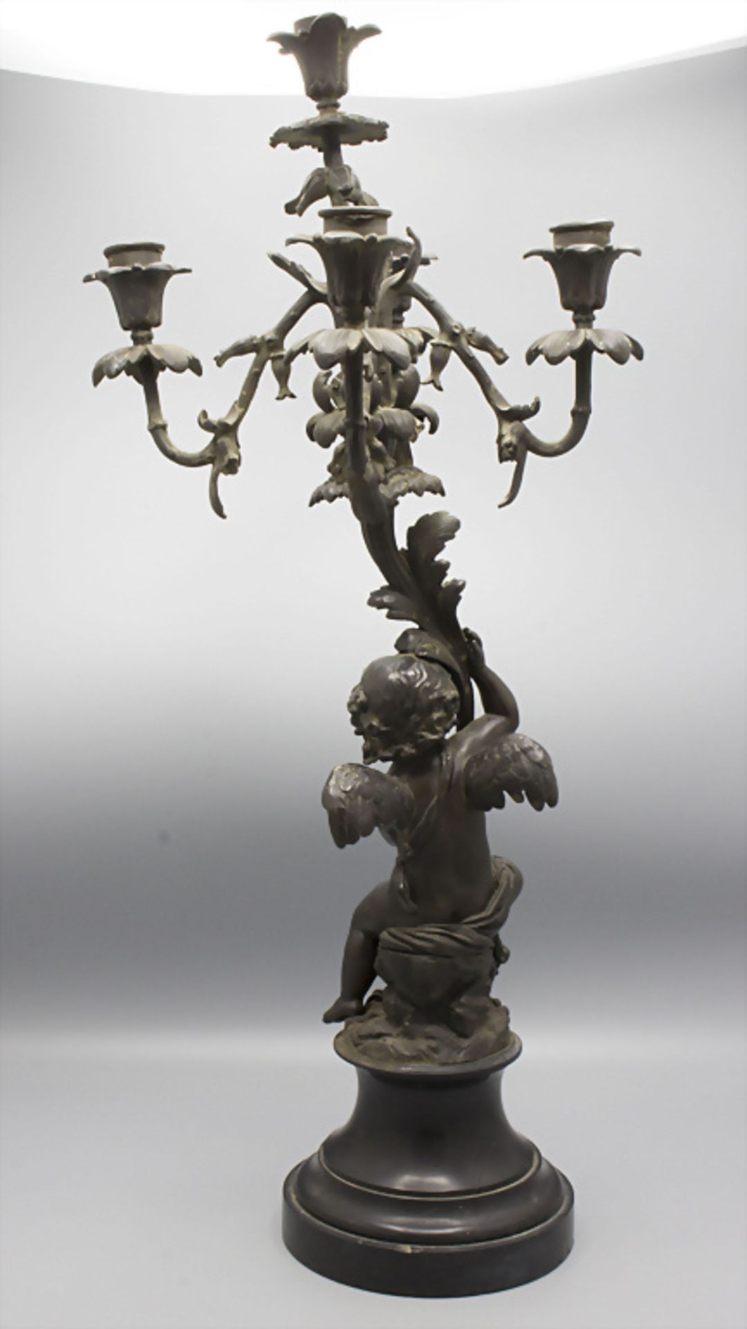 Großer figürlicher Kerzenleuchter / Girandole / A figural bronze candelabra, Frankreich, 19. Jh. - Image 4 of 4
