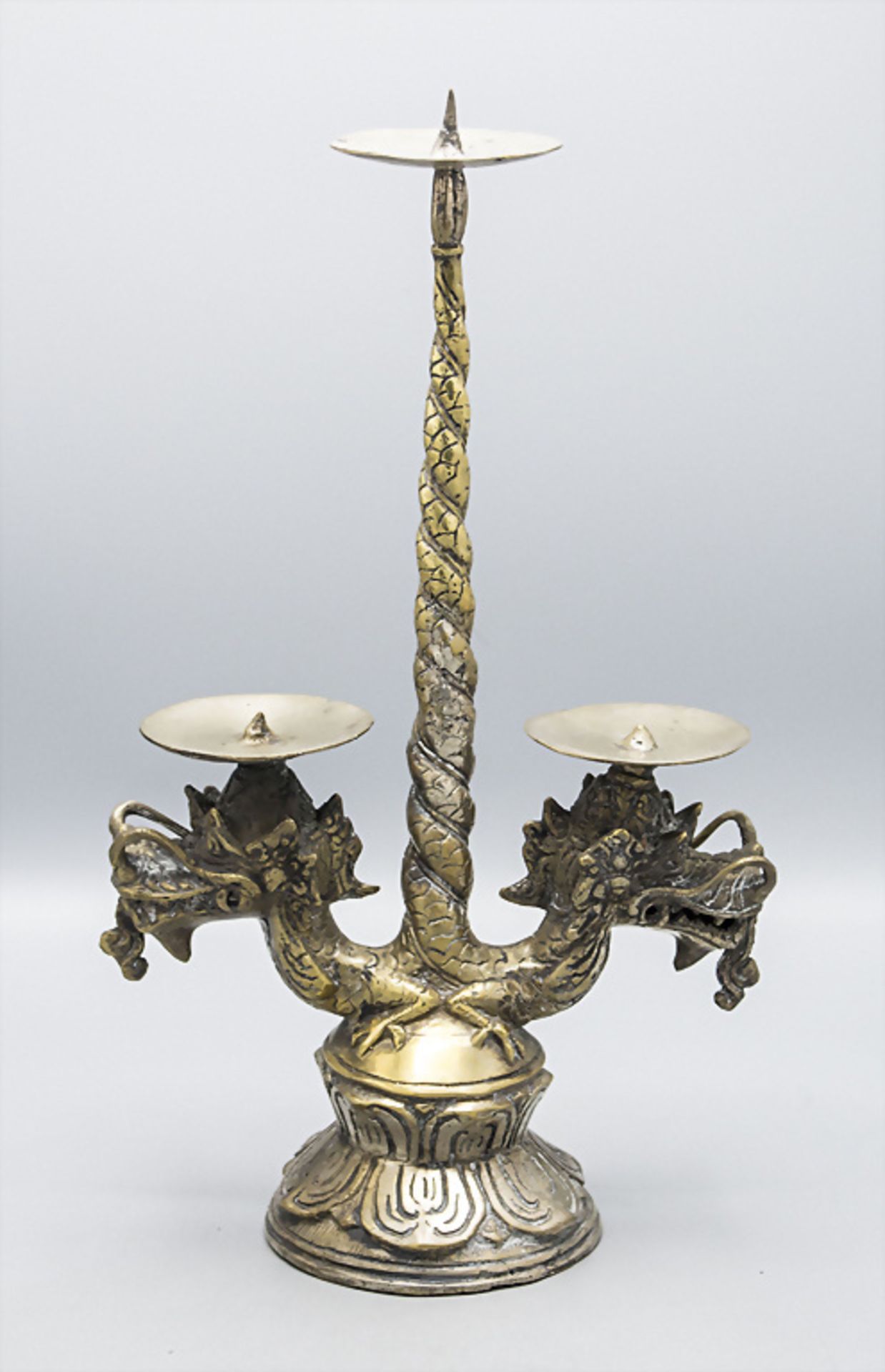 Messing Kerzenhalter mit zwei Drachen / A brass candleholder with two dragons, wohl China, ...