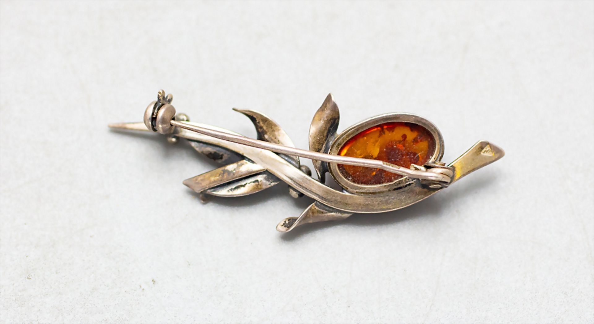 Bernsteinbrosche / An amber brooch - Image 2 of 3