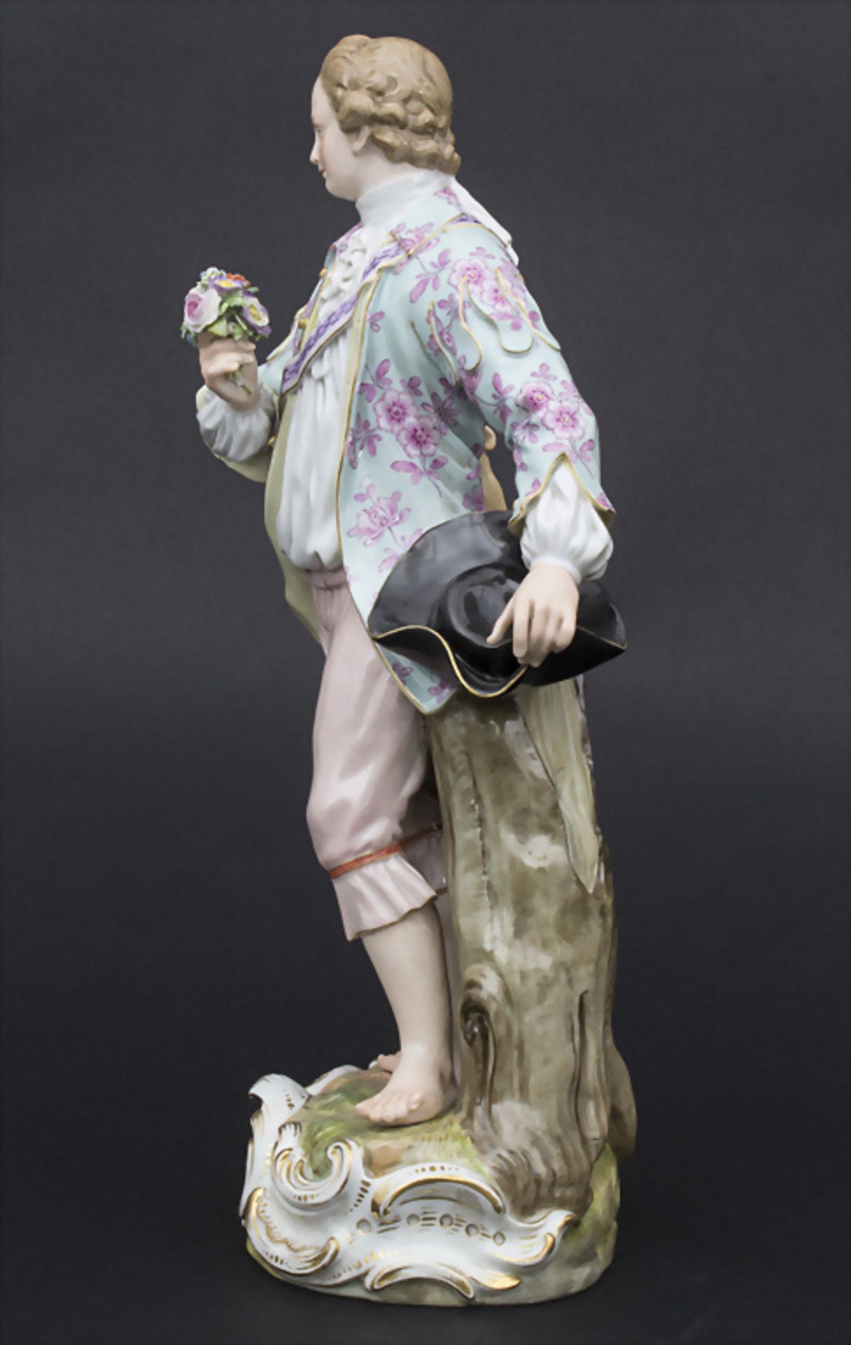 Große Figur eines jungen Mannes mit Blumenstrauß / A large figure of a young man with flower ... - Bild 3 aus 8