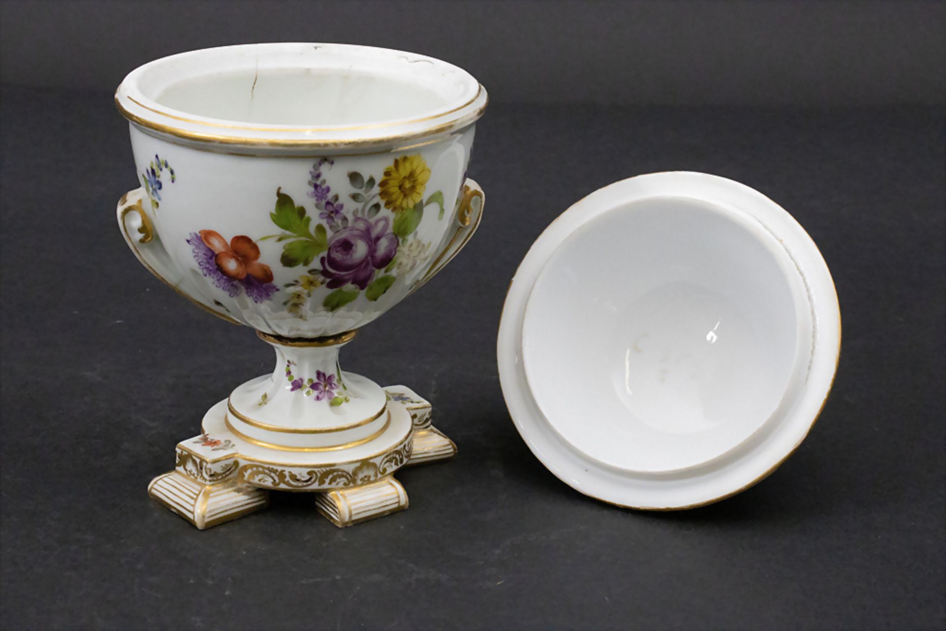 Deckelgefäß mit Blütenknauf / A lidded bowl with flower handle, wohl deutsch, Anfang 19. Jh. - Bild 7 aus 9