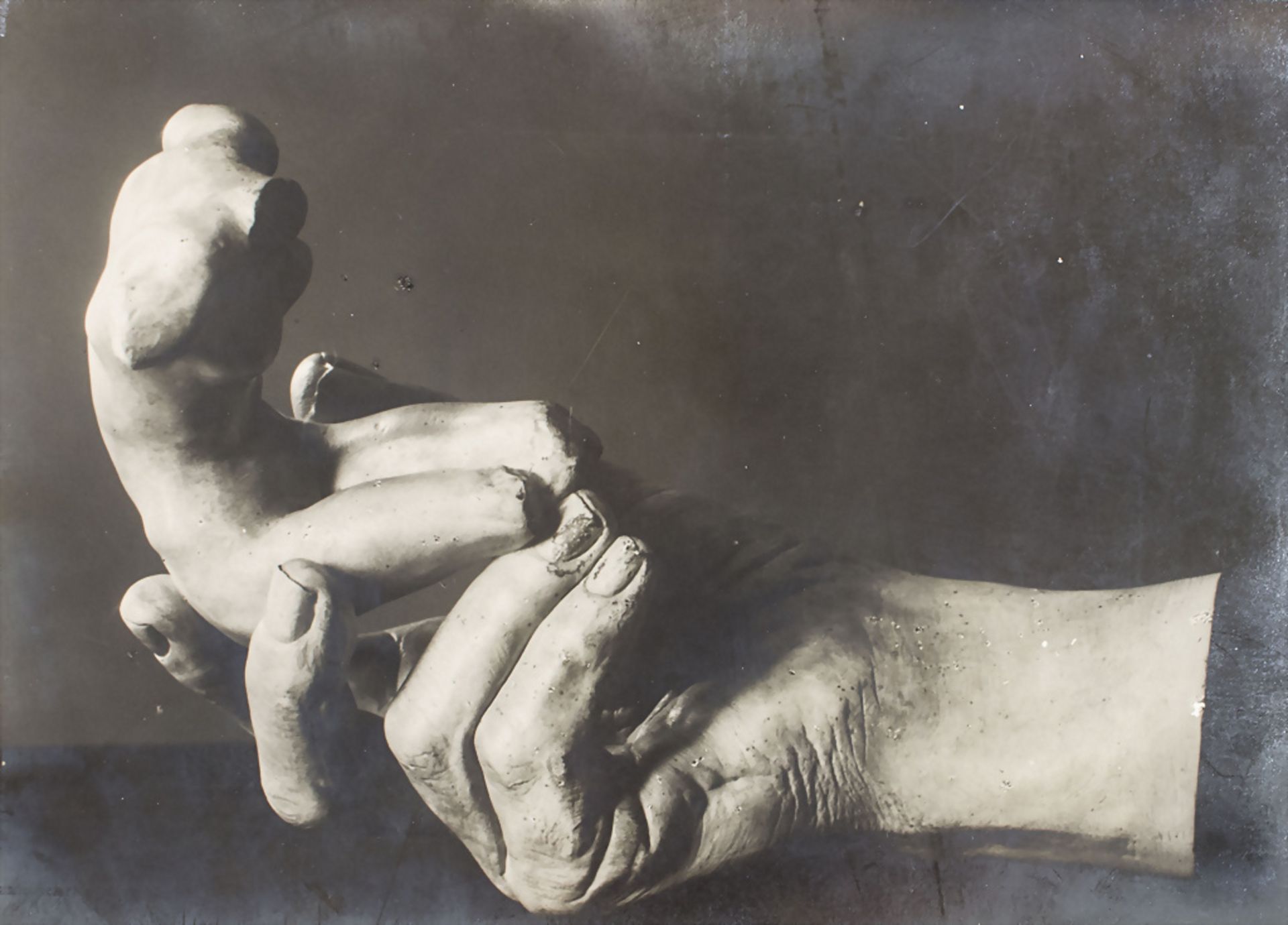 Kunstfotografie 'Le main de Rodin tenant un petit torse', 1940